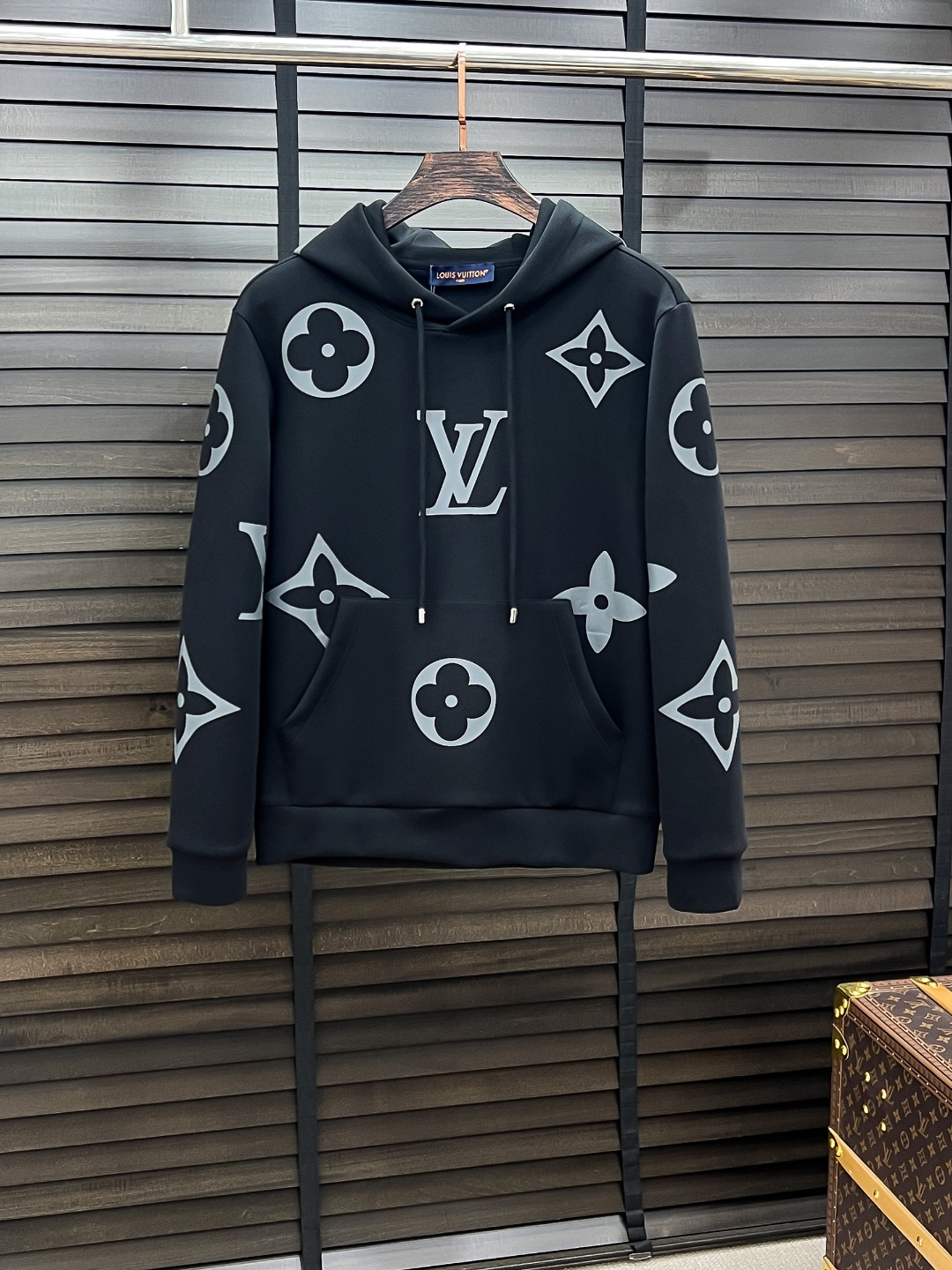 NO:525853,Louis Vuitton-Donkey House# 25 Autumn and Winter Eight-Weiji Air Layer Pullover Hooded Sweatshirt The same fashion casual pullover sweatshirt for men and women! Trading companies have sparse channels and are on sale on the leading official website! It has always been a magical existence, with extremely high recognition, and always creates fashionable items in a minimalist style. It has no restrictions on age and gender, and it is easy for anyone to control! The basic casual round neck cutout makes it look thin and hides the flesh with significant effect. It can control your daily casual clothes. It has no gender-free figure and is recommended for the same style as men and women! This sweatshirt is made of imported air-layer knitted cotton. The fabric feels light, delicate, soft and glutinous, and also takes into account the superior clarity. The terry texture is arranged tightly like fish scales inside, which is warm and breathable to the skin without any thorns! The cuffs and hem are spliced ​​with knitted ribs in the same color as the tank, making the wearer more handsome and stylish! The front of the garment is decorated with patterns, carefully printed with top-level craftsmanship, and paired with brand embellishments to show both luxury and fashion! Color black white Size S M L XL,,louis vuitton,louis vuitton,louis vuitton,hoodie,sweatshirts,hats,alexander wang19860909Louis Vuitton-驴家# 25秋冬 八明治空气层套头连帽卫衣 男女同款时尚休闲套头卫衣衫！贸易公司渠道稀出,领先官网发售！一直都是神奇的存在,有着极高的辨识度,总是以极简风格营造时髦单品,对年龄性别都没有限制,任谁都好驾驭！基础休闲的圆领版型剪裁,着穿显瘦藏肉效果显著,能够驾驭你日常各种休闲着装穿法,无性别身材的限定,男女同款推荐！ 此款卫衣衫选用客供进口空气层针织棉布制成,该面料手感轻薄细腻软糯,同时兼顾优越的挺括感,内里如同鱼鳞般紧密排列的毛圈肌理,贴肤保暖透气毫无扎刺感可言！袖口以及下摆同缸色染针织罗纹拼接,令着身者更加帅气有型！衣身正面由图案装饰,采用顶级工艺精心印制,搭配品牌点缀,将奢华档次与时尚感都展现了出来！ 颜色黑色 白色 尺码S M L XL,,louis vuitton,louis vuitton,louis vuitton,hoodie,sweatshirts,hats,alexander wang,Men's clothing