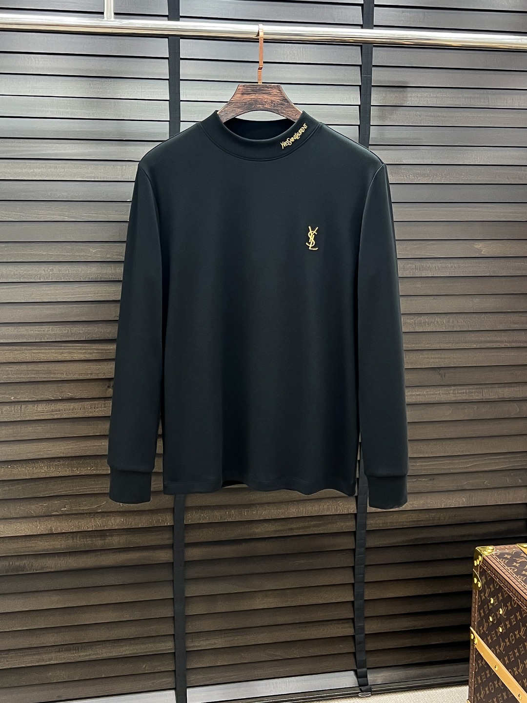 NO:525855,YSL-Saint Laurent # 25 Autumn and Winter Developer velvet micro plus velvet half-high neck base shirt. It seems to be a basic men's T-shirt, but it is not. It has a combination of sweatshirts and short-sleeved sleeves. You can wear them alone or you can put them in a bottom. It is no problem to wear one piece for four seasons. The goods are really good!  Original from the factory, the number of fingers counts, not many pieces, whether you can own it depends on your hand speed. The casual classic minimalist style comes from the new beauty of the century-old brand. The slightly loose design and tailoring have a unique and fashionable style. Pure cotton material, this cotton is very special and has a very soft feel. The inner thin velvet is really the first time I have got such a functional fabric for so long. It's really good!  It’s not a bad street style, straight men must like it!  The double-layer ribbed neckline design with a fixed weaving shape is not easy to deform. The chest logo still creates an alternative luxury and fashion atmosphere, becoming a new concept that breaks out of the cocoon. Color: Black White Size: S M L XL 2XL,,saint laurent,saint laurent,hoodie,sweatshirts,T-shirt,alexander wang19860909YSL-圣罗兰# 25秋冬 德绒微加绒半高领打底衫 看似基础的男T,实则不然,有点卫衣加短袖的结合,可以单穿也可以里面再打个底,一件穿四季是没问题的,货是真的真的好！原厂出来的,手指头数的过来的量,没多少件,你的他能不能拥有就看你的手速了,休闲的经典极简风格来自百年品牌的新秀丽作,微宽松设计裁剪兼具个性时尚范儿 纯棉材质,这种棉很特别,手感是很柔润的,内里复合薄绒,真的是这么久第一次拿到这样的机能面料,真呀真的好！不是烂大街的款和料,直男们一定喜欢！定织型的双层罗纹领口设计,平整服贴不易变形.胸口标识依旧,营造出另类的奢华时尚气息,成为破茧而出的新概念. 颜色: 黑色 白色 尺码:S M L XL 2XL,,saint laurent,saint laurent,hoodie,sweatshirts,T-shirt,alexander wang,Men's clothing