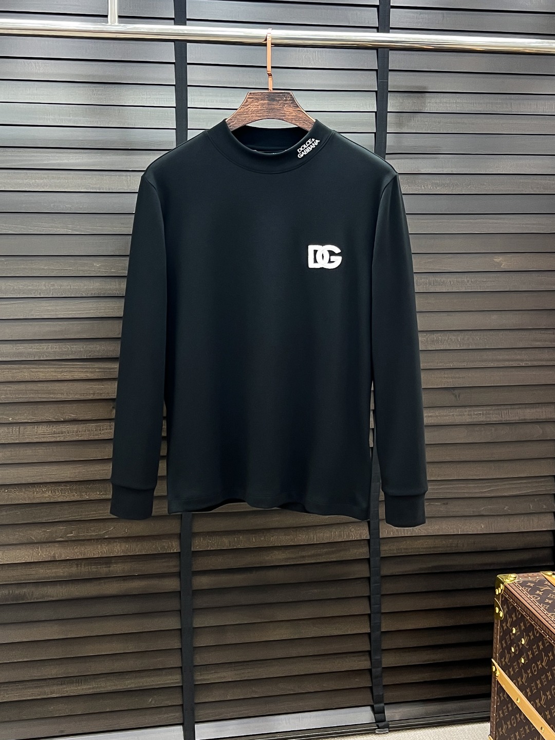 NO:525857,DG-Dougabanna # 25 Autumn and Winter Developer Micro-Furniture Half-Tree T-Link Base Shirt. It seems to be a basic men's T-T-Standard, but it is not. It has a combination of sweatshirts and short-sleeved sleeves. You can wear them alone or you can put them in a bottom. It is no problem to wear one piece for four seasons. The goods are really good!  Original from the factory, the number of fingers counts, not many pieces, whether you can own it depends on your hand speed. The casual classic minimalist style comes from the new beauty of the century-old brand. The slightly loose design and tailoring have a unique and fashionable style. Pure cotton material, this cotton is very special and has a very soft feel. The inner thin velvet is really the first time I have got such a functional fabric for so long. It's really good!  It’s not a bad street style, straight men must like it!  The double-layer ribbed neckline design with a fixed weaving shape is not easy to deform. The chest logo still creates an alternative luxury and fashion atmosphere, becoming a new concept that breaks out of the cocoon. Color: Black White Size: S M L XL 2XL, Dolce & Gabbana, hoodie, sweatshirts, T-shirt, alexander wang19860909DG-杜嘉班纳# 25秋冬 德绒微加绒半高领打底衫 看似基础的男T,实则不然,有点卫衣加短袖的结合,可以单穿也可以里面再打个底,一件穿四季是没问题的,货是真的真的好！原厂出来的,手指头数的过来的量,没多少件,你的他能不能拥有就看你的手速了,休闲的经典极简风格来自百年品牌的新秀丽作,微宽松设计裁剪兼具个性时尚范儿 纯棉材质,这种棉很特别,手感是很柔润的,内里复合薄绒,真的是这么久第一次拿到这样的机能面料,真呀真的好！不是烂大街的款和料,直男们一定喜欢！定织型的双层罗纹领口设计,平整服贴不易变形.胸口标识依旧,营造出另类的奢华时尚气息,成为破茧而出的新概念. 颜色: 黑色 白色 尺码:S M L XL 2XL,,Dolce&Gabbana,hoodie,sweatshirts,T-shirt,alexander wang,Men's clothing