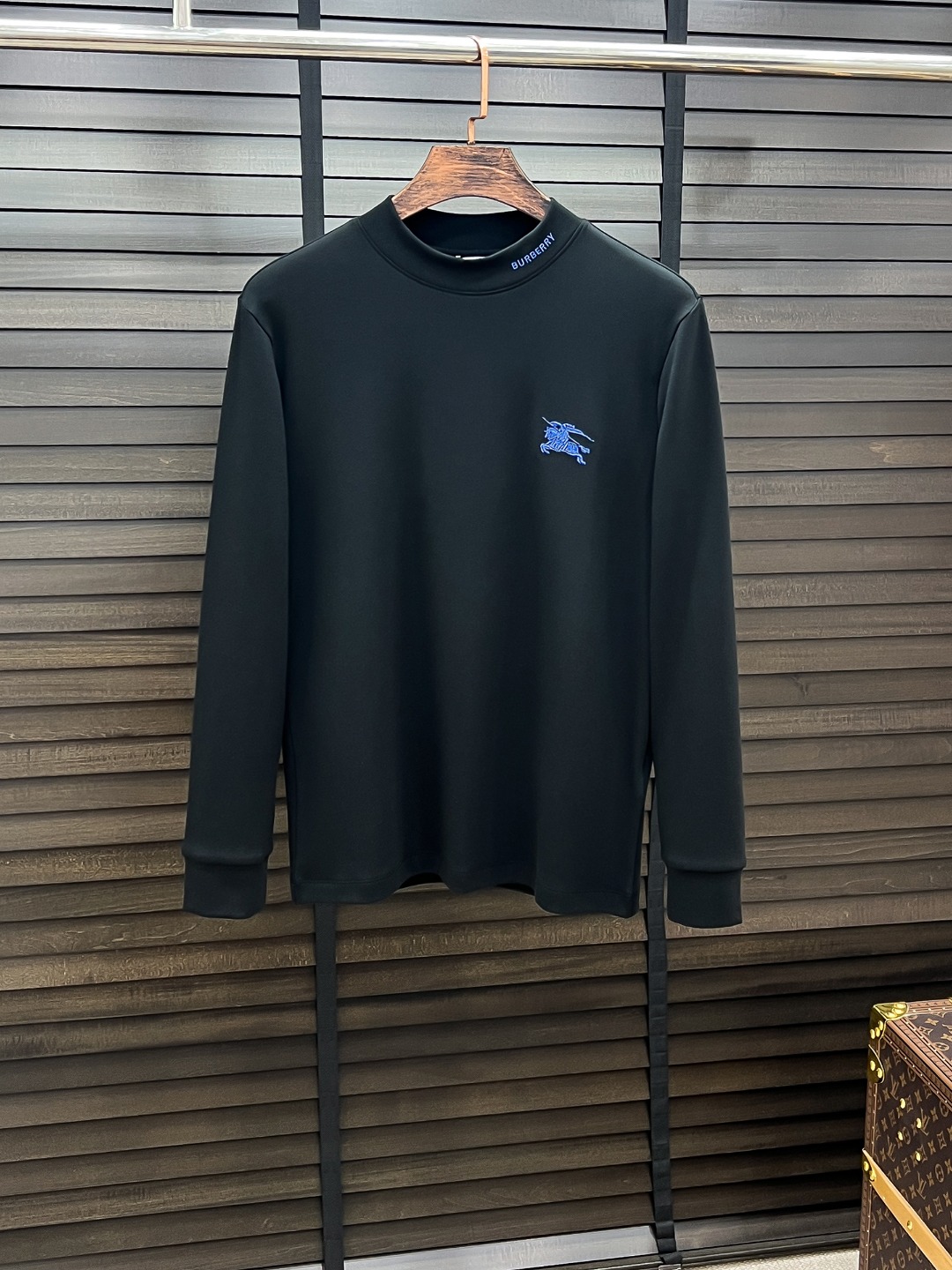 NO:525864,Burberry-Burberry # 25 Autumn and Winter Developer Micro-Furt Half-Tree Neck Base Shirt. It seems to be a basic men's T-Te, but it is not. It has a combination of sweatshirts and short-sleeved sleeves. You can wear them alone or you can put them in a bottom. It is no problem to wear one piece for four seasons. The goods are really good!  Original from the factory, the number of fingers counts, not many pieces, whether you can own it depends on your hand speed. The casual classic minimalist style comes from the new beauty of the century-old brand. The slightly loose design and tailoring have a unique and fashionable style. Pure cotton material, this cotton is very special and has a very soft feel. The inner thin velvet is really the first time I have got such a functional fabric for so long. It's really good!  It’s not a bad street style, straight men must like it!  The double-layer ribbed neckline design with a fixed weaving shape is not easy to deform. The chest logo still creates an alternative luxury and fashion atmosphere, becoming a new concept that breaks out of the cocoon. Color: Black White Size: S M L XL 2XL, burberry, burberry, hoodie, sweatshirts, T-shirt, alexander wang19860909Burberry-巴宝莉# 25秋冬 德绒微加绒半高领打底衫 看似基础的男T,实则不然,有点卫衣加短袖的结合,可以单穿也可以里面再打个底,一件穿四季是没问题的,货是真的真的好！原厂出来的,手指头数的过来的量,没多少件,你的他能不能拥有就看你的手速了,休闲的经典极简风格来自百年品牌的新秀丽作,微宽松设计裁剪兼具个性时尚范儿 纯棉材质,这种棉很特别,手感是很柔润的,内里复合薄绒,真的是这么久第一次拿到这样的机能面料,真呀真的好！不是烂大街的款和料,直男们一定喜欢！定织型的双层罗纹领口设计,平整服贴不易变形.胸口标识依旧,营造出另类的奢华时尚气息,成为破茧而出的新概念. 颜色: 黑色 白色 尺码:S M L XL 2XL,,burberry,burberry,hoodie,sweatshirts,T-shirt,alexander wang,Men's clothing