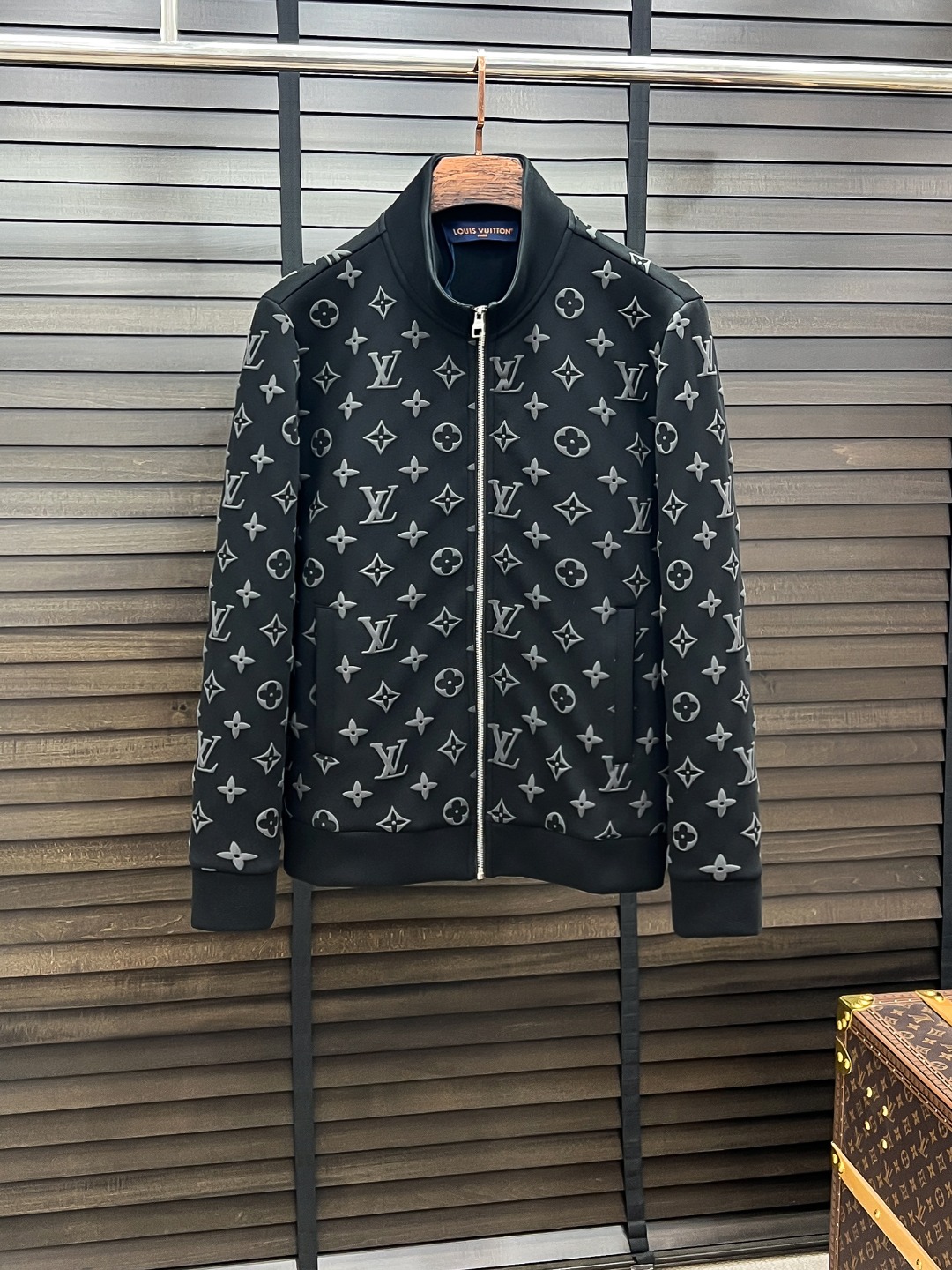 NO:525868,Louis Vuitton-Doujia# 25 Autumn and Winter BaWeiji Air Layer High-end Series Jacket High-end Boutique Series, Men and Women's Same Style, Trading Company Channel Order, Official Website Counter Series, Exclusive First-Open Classic Main Line in the Industry The Most Popular and Most Popular Series Men and Women's Same Style, Classic Urban Casual Style, Versatile Simple Style, Couple Jacket!  It can be said to be a must-have for autumn and winter. A brand new design style, subversive design, iconic brand pattern logo, new dustproof fabric, light waterproof, casual fitting inside, the upper body is super fashionable, especially easy to match. The autumn and winter concave style is naturally indispensable, and its outfit is very powerful. Basically, all types are easy to control. The casual style configuration will not be uncomfortable. The new style and tone are more outstanding and outstanding. The charm of the outfit is naturally more advanced, more outstanding and more handsome, but it does not lose its temperature. Whether it is for the outside or the inside, I believe this style is the perfect choice!  !  !  Color black white Number of code M L XL 2XL 3XL,,louis vuitton,louis vuitton,louis vuitton,jackets & coats,alexander wang19860909Louis Vuitton-驴家# 25秋冬 八明治空气层高端系列外套 高端精品系列,男女同款,贸易公司渠道订单,官网专柜在售系列,业内独家首发经典主线里最抢手最火爆的系列男女同款,经典都市休闲风尚,百搭简约范,情侣款外套！可以说是秋冬季必备款了 全新设计风格,颠覆认知的设计,标志性品牌图案标识,全新防尘面料,轻度防水,随便搭件内搭,上身超时髦,特别的便于搭配,秋冬季凹造型自然是少不了这样的高档配置,并且它的穿搭魔力十分之强大,基本上各种类型都是轻而易举的驾驭,休闲的版型配置,不会不适感,全新风格以及调性更加的出色更加的出众,穿搭的魅力自然也更加的高级,更加的出彩更加的显帅,但是又不失温度,无论是外穿还是内搭,我相信此款都是完美之选！！！ 颜色黑色 白色 码数M L XL 2XL 3XL,,louis vuitton,louis vuitton,louis vuitton,jackets & coats,alexander wang,Men's clothing