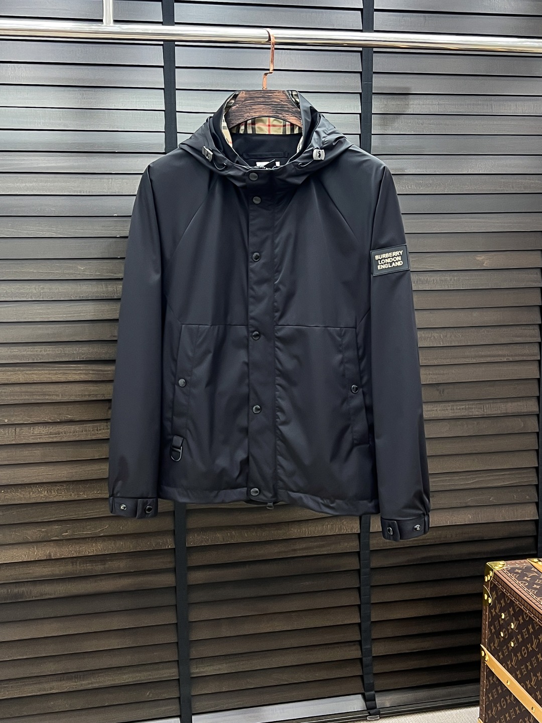 NO:525870,Burberry-Burberry# 25 Autumn and Winter Men's High-end Weaving/Trench Coat Series Jackets High-end Boutique Series, Men and Women's Same Style, Trading Company Channel Orders, Official Website Counter Series, Exclusive First-Open Classic Main Lines, The Most Popular Series Men and Women's Same Style, Classic Urban Casual Style, Versatile Simple Style, Couple Jackets!  It can be said to be a must-have for autumn and winter. A brand new design style, subversive design, iconic brand pattern logo, new dustproof fabric, light waterproof, casual T-shirt, super fashionable upper body, especially easy to match. The autumn and winter concave style is naturally indispensable, and its outfit is very powerful. Basically, all types are easy to control. The casual style configuration will not be uncomfortable. The new style and tone are more outstanding and outstanding. The charm of the outfit is naturally more advanced, more outstanding and more handsome, but it does not lose its temperature. Whether it is for external wear or internal wear, I believe this style is the perfect choice!  !  !  Color black Apricot Number M L XL 2XL 3XL, burberry, burberry, jackets & coats,tees, t-shirt, alexander wang19860909Burberry-巴宝莉# 25秋冬 男装高端梭织/风衣 系列外套 高端精品系列,男女同款,贸易公司渠道订单,官网专柜在售系列,业内独家首发经典主线里最抢手最火爆的系列男女同款,经典都市休闲风尚,百搭简约范,情侣款外套！可以说是秋冬季必备款了 全新设计风格,颠覆认知的设计,标志性品牌图案标识,全新防尘面料,轻度防水,随便搭件T恤,上身超时髦,特别的便于搭配,秋冬季凹造型自然是少不了这样的高档配置,并且它的穿搭魔力十分之强大,基本上各种类型都是轻而易举的驾驭,休闲的版型配置,不会不适感,全新风格以及调性更加的出色更加的出众,穿搭的魅力自然也更加的高级,更加的出彩更加的显帅,但是又不失温度,无论是外穿还是内搭,我相信此款都是完美之选！！！ 颜色黑色 杏色 码数M L XL 2XL 3XL,,burberry,burberry,jackets & coats,tees，t-shirt,alexander wang,Men's clothing