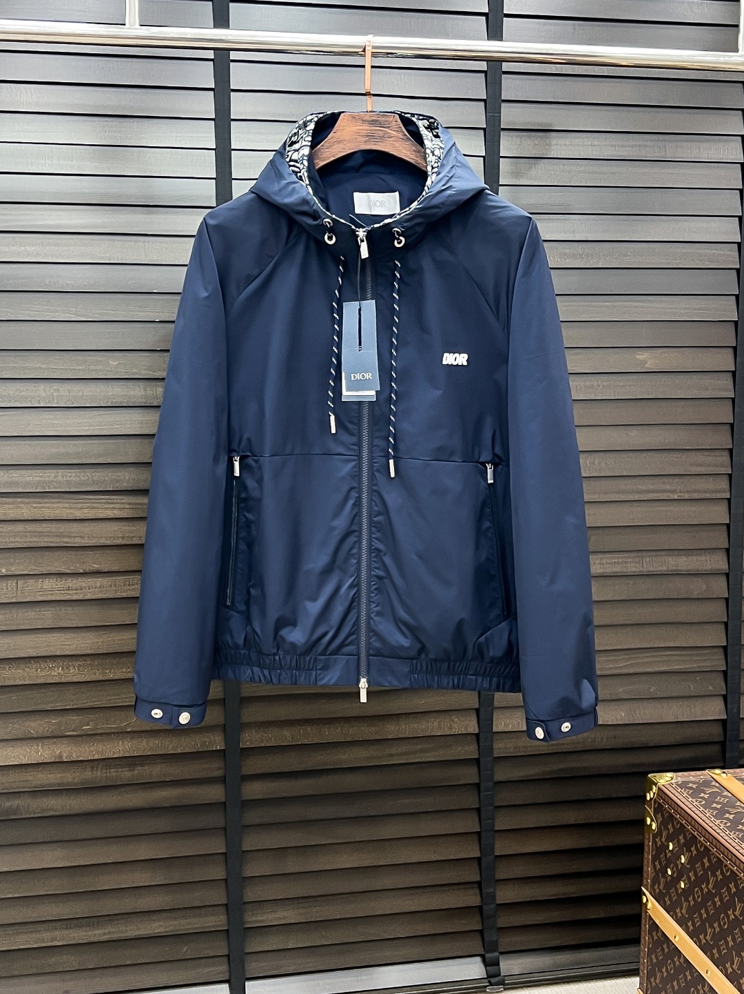 NO:525873,Dior-Dior# 25 Autumn and Winter Men's High-end Weaving/Trench Coat Series Jackets High-end Boutique Series, Men and Women's Same Style, Trading Company Channel Orders, Official Website Counter Series, Exclusively launched the most popular series of men and women's Same Styles in the industry, Classic Urban Casual Style, Versatile Simple Style, Couple Jackets!  It can be said to be a must-have for autumn and winter. A brand new design style, subversive design, iconic brand pattern logo, new dustproof fabric, light waterproof, casual T-shirt, super fashionable upper body, especially easy to match. The autumn and winter concave style is naturally indispensable, and its outfit is very powerful. Basically, all types are easy to control. The casual style configuration will not be uncomfortable. The new style and tone are more outstanding and outstanding. The charm of the outfit is naturally more advanced, more outstanding and more handsome, but it does not lose its temperature. Whether it is for external wear or internal wear, I believe this style is the perfect choice!  !  !  Color black grey Number of code M L XL 2XL 3XL,,dior,dior,jackets & coats,tees,t-shirt,alexander wang19860909Dior-迪奥# 25秋冬 男装高端梭织/风衣 系列外套 高端精品系列,男女同款,贸易公司渠道订单,官网专柜在售系列,业内独家首发经典主线里最抢手最火爆的系列男女同款,经典都市休闲风尚,百搭简约范,情侣款外套！可以说是秋冬季必备款了 全新设计风格,颠覆认知的设计,标志性品牌图案标识,全新防尘面料,轻度防水,随便搭件T恤,上身超时髦,特别的便于搭配,秋冬季凹造型自然是少不了这样的高档配置,并且它的穿搭魔力十分之强大,基本上各种类型都是轻而易举的驾驭,休闲的版型配置,不会不适感,全新风格以及调性更加的出色更加的出众,穿搭的魅力自然也更加的高级,更加的出彩更加的显帅,但是又不失温度,无论是外穿还是内搭,我相信此款都是完美之选！！！ 颜色黑色 灰色 码数M L XL 2XL 3XL,,dior,dior,jackets & coats,tees，t-shirt,alexander wang,Men's clothing