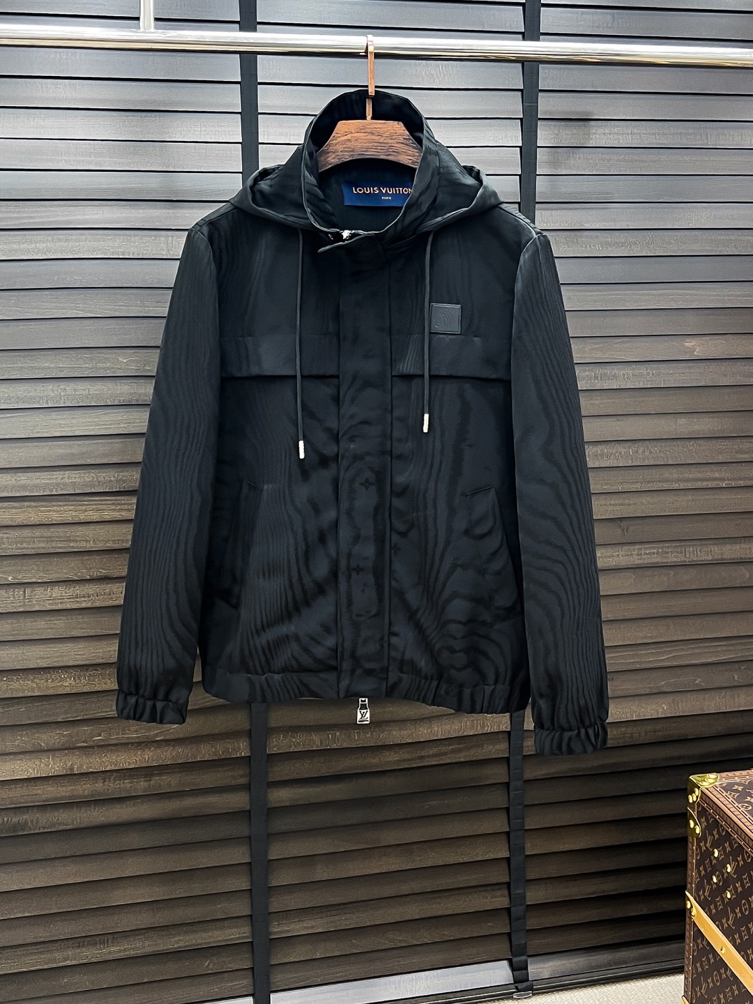 NO:525876,Louis Vuitton-Doujia# 25 Autumn and Winter Men's High-end Weaving/Trench Coat Series Jackets High-end Boutique Series, Men and Women's Same Style, Trading Company Channel Orders, Official Website Counter Series, Exclusive First-Open Classic Main Lines, The Most Popular and Most Popular Series Men and Women's Same Style, Classic Urban Casual Style, Versatile Simple Style, Couple Style Jackets!  It can be said to be a must-have for autumn and winter. A brand new design style, subversive design, iconic brand pattern logo, new dustproof fabric, light waterproof, casual T-shirt, super fashionable upper body, especially easy to match. The autumn and winter concave style is naturally indispensable, and its outfit is very powerful. Basically, all types are easy to control. The casual style configuration will not be uncomfortable. The new style and tone are more outstanding and outstanding. The charm of the outfit is naturally more advanced, more outstanding and more handsome, but it does not lose its temperature. Whether it is for external wear or internal wear, I believe this style is the perfect choice!  !  !  Color black Number of code M L XL 2XL 3XL,,louis vuitton,louis vuitton,louis vuitton,jackets & coats,tees,t-shirt,alexander wang19860909Louis Vuitton-驴家# 25秋冬 男装高端梭织/风衣 系列外套 高端精品系列,男女同款,贸易公司渠道订单,官网专柜在售系列,业内独家首发经典主线里最抢手最火爆的系列男女同款,经典都市休闲风尚,百搭简约范,情侣款外套！可以说是秋冬季必备款了 全新设计风格,颠覆认知的设计,标志性品牌图案标识,全新防尘面料,轻度防水,随便搭件T恤,上身超时髦,特别的便于搭配,秋冬季凹造型自然是少不了这样的高档配置,并且它的穿搭魔力十分之强大,基本上各种类型都是轻而易举的驾驭,休闲的版型配置,不会不适感,全新风格以及调性更加的出色更加的出众,穿搭的魅力自然也更加的高级,更加的出彩更加的显帅,但是又不失温度,无论是外穿还是内搭,我相信此款都是完美之选！！！ 颜色黑色 码数M L XL 2XL 3XL,,louis vuitton,louis vuitton,louis vuitton,jackets & coats,tees，t-shirt,alexander wang,Men's clothing