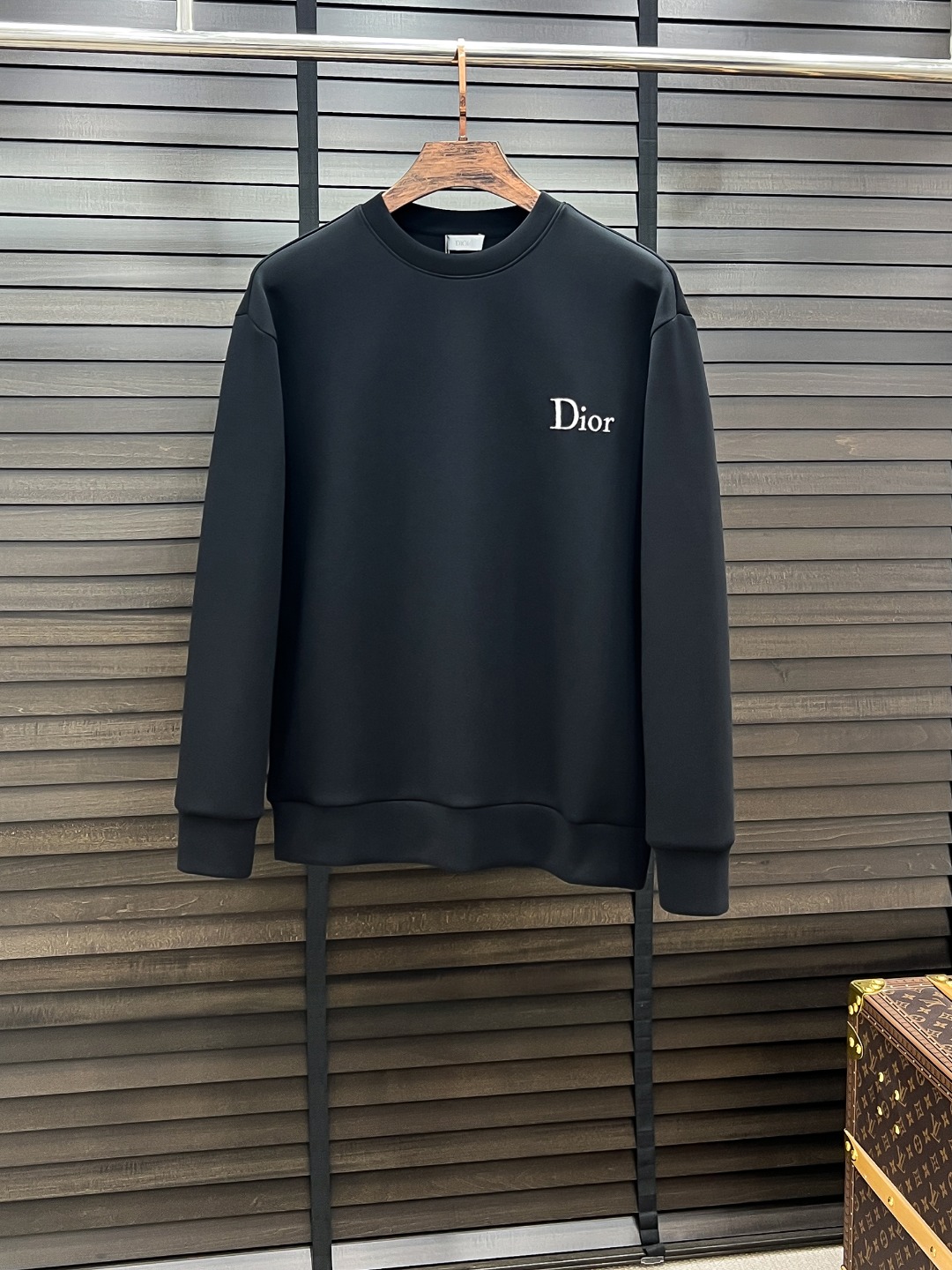 NO:547862,Dior-Dior# 25 Autumn and Winter Eightweed Air Layer Pullover Round Neck Sweatshirt The same fashion casual pullover sweatshirt for men and women! Trading companies have sparse channels and are on sale on the leading official website! It has always been a magical existence, with extremely high recognition, and always creates fashionable items in a minimalist style. It has no restrictions on age and gender, and it is easy for anyone to control! The basic casual round neck cutout makes it look thin and hides the flesh with significant effect. It can control your daily casual clothes. It has no gender-free figure and is recommended for the same style as men and women! This sweatshirt is made of imported air-layer knitted cotton. The fabric feels light, delicate, soft and glutinous, and also takes into account the superior clarity. The terry texture is arranged tightly like fish scales inside, which is warm and breathable to the skin without any thorns! The cuffs and hem are spliced ​​with knitted ribs in the same color as the tank, making the wearer more handsome and stylish! The front of the garment is decorated with patterns, carefully printed with top-level craftsmanship, and paired with brand embellishments to show both luxury and fashion! Color black white Size S M L XL,,dior,dior,hoodie,sweatshirts,alexander wang19860909Dior-迪奥# 25秋冬 八明治空气层套头圆领卫衣 男女同款时尚休闲套头卫衣衫！贸易公司渠道稀出,领先官网发售！一直都是神奇的存在,有着极高的辨识度,总是以极简风格营造时髦单品,对年龄性别都没有限制,任谁都好驾驭！基础休闲的圆领版型剪裁,着穿显瘦藏肉效果显著,能够驾驭你日常各种休闲着装穿法,无性别身材的限定,男女同款推荐！ 此款卫衣衫选用客供进口空气层针织棉布制成,该面料手感轻薄细腻软糯,同时兼顾优越的挺括感,内里如同鱼鳞般紧密排列的毛圈肌理,贴肤保暖透气毫无扎刺感可言！袖口以及下摆同缸色染针织罗纹拼接,令着身者更加帅气有型！衣身正面由图案装饰,采用顶级工艺精心印制,搭配品牌点缀,将奢华档次与时尚感都展现了出来！ 颜色黑色 白色 尺码S M L XL,,dior,dior,hoodie,sweatshirts,alexander wang,Men's clothing