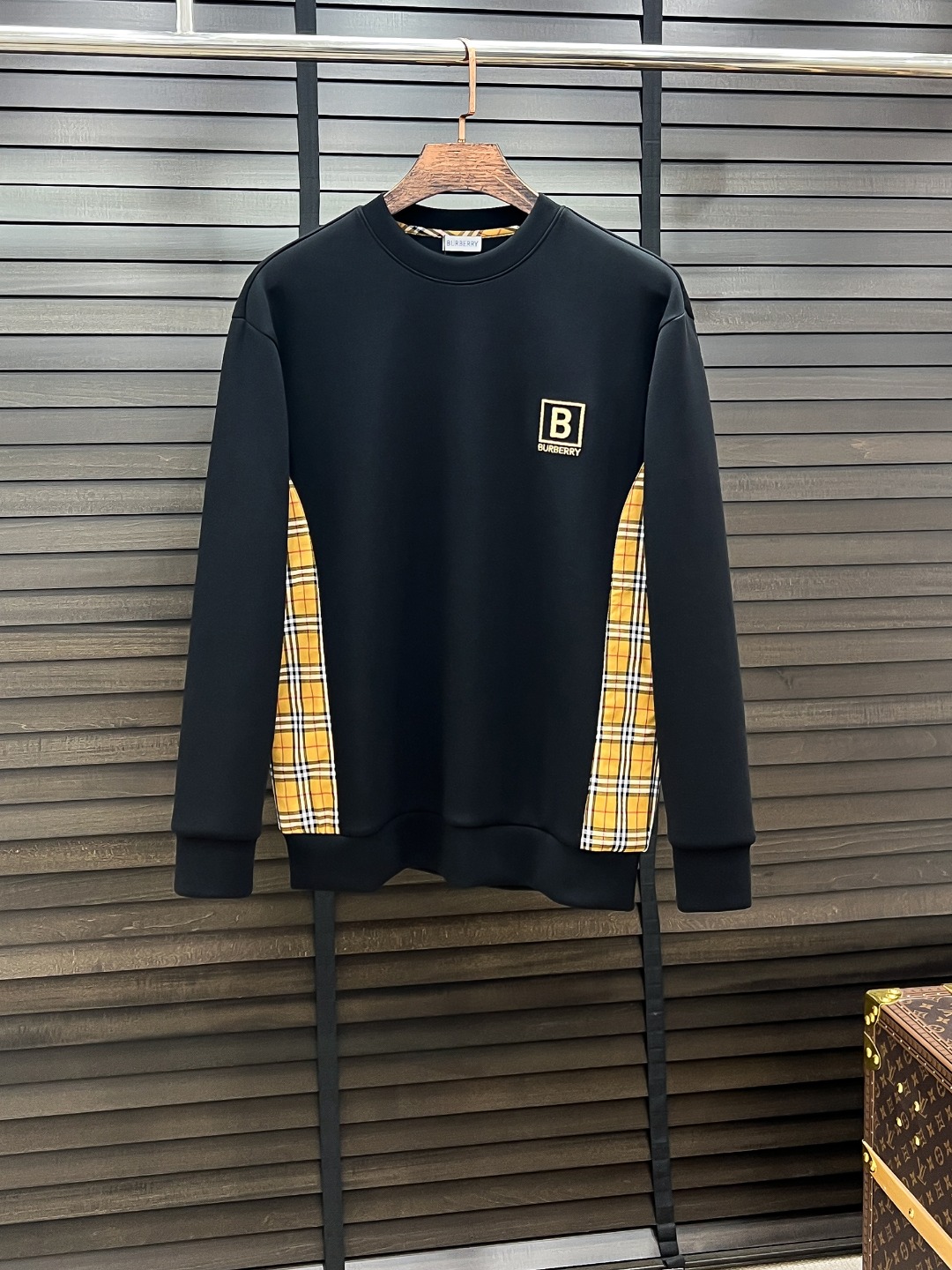 NO:547869,Burberry-Burberry# 25 Autumn and Winter Eightweed Air Layer Pullover Round Neck Sweatshirt The same fashion casual pullover sweatshirt for men and women! Trading companies have sparse channels and are on sale on the leading official website! It has always been a magical existence, with extremely high recognition, and always creates fashionable items in a minimalist style. It has no restrictions on age and gender, and it is easy for anyone to control! The basic casual round neck cutout makes it look thin and hides the flesh with significant effect. It can control your daily casual clothes. It has no gender-free figure and is recommended for the same style as men and women! This sweatshirt is made of imported air-layer knitted cotton. The fabric feels light, delicate, soft and glutinous, and also takes into account the superior clarity. The terry texture is arranged tightly like fish scales inside, which is warm and breathable to the skin without any thorns! The cuffs and hem are spliced ​​with knitted ribs in the same color as the tank, making the wearer more handsome and stylish! The front of the garment is decorated with patterns, carefully printed with top-level craftsmanship, and paired with brand embellishments to show both luxury and fashion! Color black white Size S M L XL, burberry, burberry, hoodie, sweatshirts, alexander wang19860909Burberry-巴宝莉# 25秋冬 八明治空气层套头圆领卫衣 男女同款时尚休闲套头卫衣衫！贸易公司渠道稀出,领先官网发售！一直都是神奇的存在,有着极高的辨识度,总是以极简风格营造时髦单品,对年龄性别都没有限制,任谁都好驾驭！基础休闲的圆领版型剪裁,着穿显瘦藏肉效果显著,能够驾驭你日常各种休闲着装穿法,无性别身材的限定,男女同款推荐！ 此款卫衣衫选用客供进口空气层针织棉布制成,该面料手感轻薄细腻软糯,同时兼顾优越的挺括感,内里如同鱼鳞般紧密排列的毛圈肌理,贴肤保暖透气毫无扎刺感可言！袖口以及下摆同缸色染针织罗纹拼接,令着身者更加帅气有型！衣身正面由图案装饰,采用顶级工艺精心印制,搭配品牌点缀,将奢华档次与时尚感都展现了出来！ 颜色黑色 白色 尺码S M L XL,,burberry,burberry,hoodie,sweatshirts,alexander wang,Men's clothing