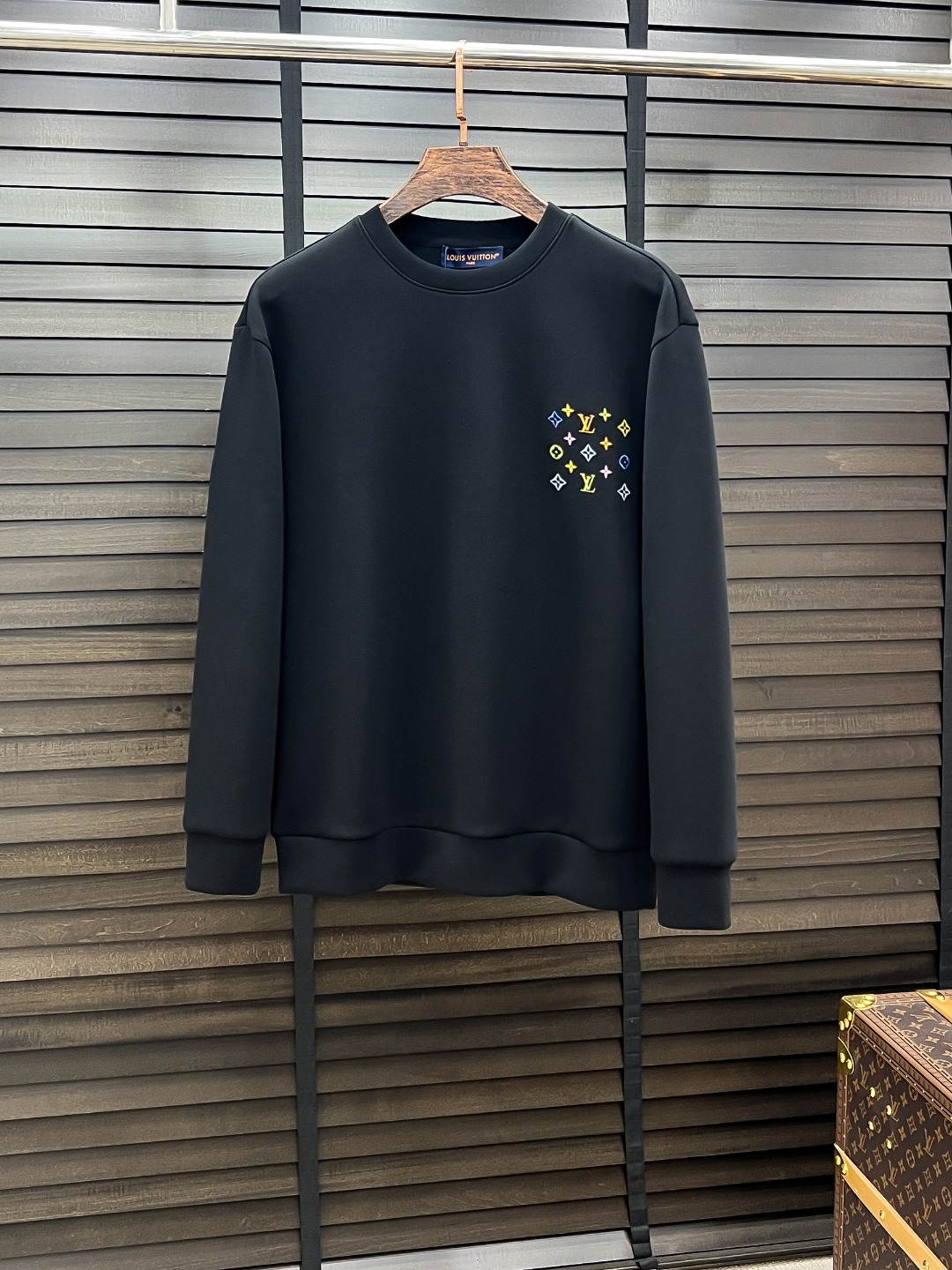 NO:547873,Louis Vuitton-Donkey House# 25 Autumn and Winter Eight-Weiji Air Layer Pullover Round Neck Sweatshirt The same fashion casual pullover sweatshirt for men and women! Trading companies have sparse channels and are on sale on the leading official website! It has always been a magical existence, with extremely high recognition, and always creates fashionable items in a minimalist style. It has no restrictions on age and gender, and it is easy for anyone to control! The basic casual round neck cutout makes it look thin and hides the flesh with significant effect. It can control your daily casual clothes. It has no gender-free figure and is recommended for the same style as men and women! This sweatshirt is made of imported air-layer knitted cotton. The fabric feels light, delicate, soft and glutinous, and also takes into account the superior clarity. The terry texture is arranged tightly like fish scales inside, which is warm and breathable to the skin without any thorns! The cuffs and hem are spliced ​​with knitted ribs in the same color as the tank, making the wearer more handsome and stylish! The front of the garment is decorated with patterns, carefully printed with top-level craftsmanship, and paired with brand embellishments to show both luxury and fashion! Color black white Size S M L XL,,louis vuitton,louis vuitton,louis vuitton,hoodie,sweatshirts,alexander wang19860909Louis Vuitton-驴家# 25秋冬 八明治空气层套头圆领卫衣 男女同款时尚休闲套头卫衣衫！贸易公司渠道稀出,领先官网发售！一直都是神奇的存在,有着极高的辨识度,总是以极简风格营造时髦单品,对年龄性别都没有限制,任谁都好驾驭！基础休闲的圆领版型剪裁,着穿显瘦藏肉效果显著,能够驾驭你日常各种休闲着装穿法,无性别身材的限定,男女同款推荐！ 此款卫衣衫选用客供进口空气层针织棉布制成,该面料手感轻薄细腻软糯,同时兼顾优越的挺括感,内里如同鱼鳞般紧密排列的毛圈肌理,贴肤保暖透气毫无扎刺感可言！袖口以及下摆同缸色染针织罗纹拼接,令着身者更加帅气有型！衣身正面由图案装饰,采用顶级工艺精心印制,搭配品牌点缀,将奢华档次与时尚感都展现了出来！ 颜色黑色 白色 尺码S M L XL,,louis vuitton,louis vuitton,louis vuitton,hoodie,sweatshirts,alexander wang,Men's clothing