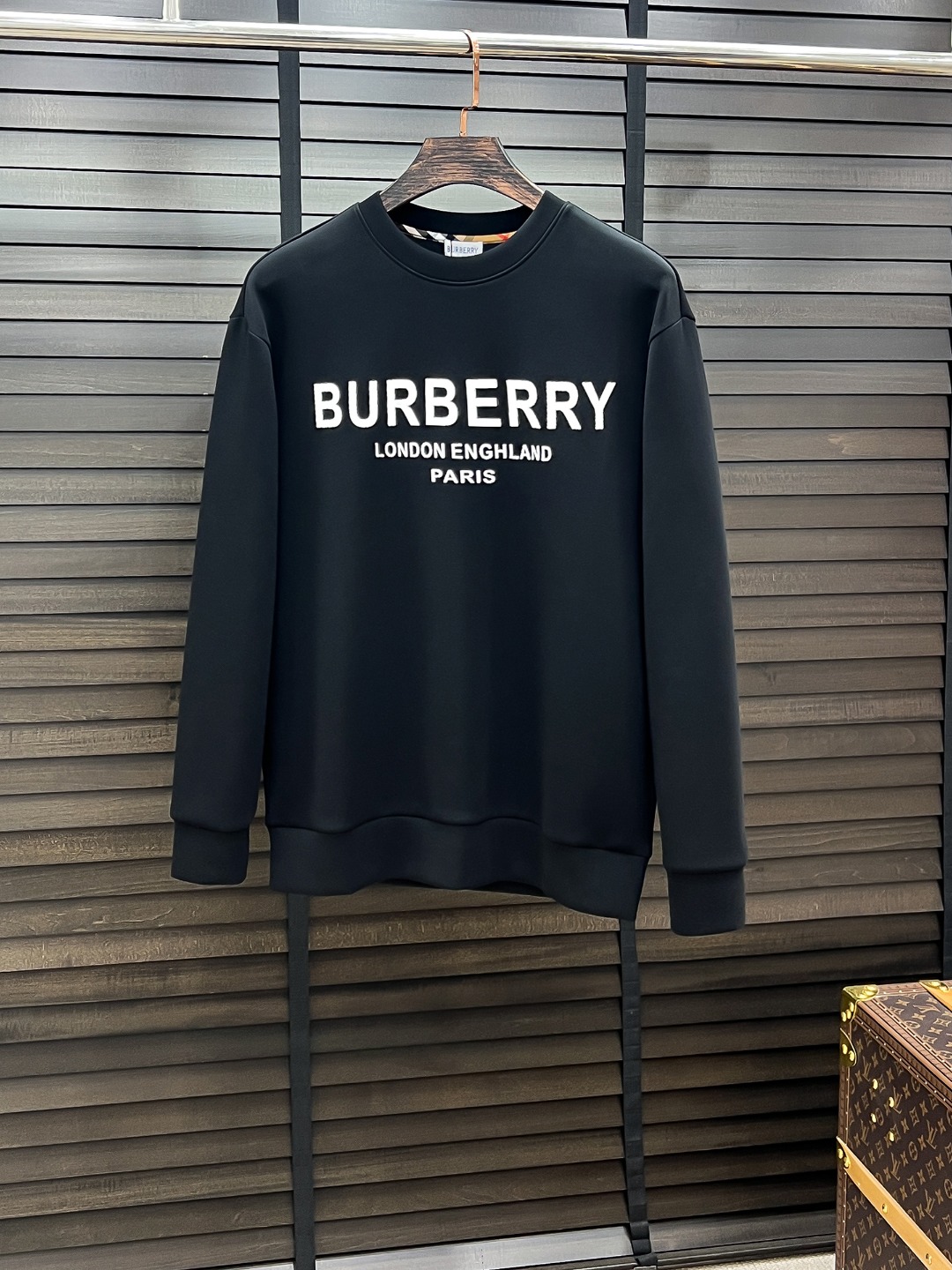 NO:547877,Burberry #25 Autumn and Winter Hamiji Air Layer Pullover Round Neck Sweatshirt Fashionable casual pullover sweatshirt for men and women! Trading company channels are rare, leading official website sales!一直都是神奇的存在,有着极高的辨识度,总是以极简风格营造时髦单品,对年龄性别都没有限制,任谁都好驾驭！ The basic and casual round-neck cut has a significant effect of slimming down and hiding body fat. It can control your daily casual wear. There is no gender limit and the same style is recommended for men and women! This sweatshirt is made of imported air-layer knitted cotton fabric. The fabric feels light, delicate and soft, and has a superior stiffness. The terry texture inside is closely arranged like fish scales. It is close to the skin, warm and breathable without any thorny feeling! The cuffs and hem are spliced ​​with dyed knitted ribs, making the wearer more handsome and stylish! The front of the garment is decorated with patterns, carefully printed using top-notch craftsmanship, and paired with brand embellishments, showing both luxury class and fashion sense! Color Black White Size S M L XL,,burberry,burberry,hoodie,sweatshirts,alexander wang19860909Burberry-巴宝莉# 25秋冬 八明治空气层套头圆领卫衣 男女同款时尚休闲套头卫衣衫！贸易公司渠道稀出,领先官网发售！一直都是神奇的存在,有着极高的辨识度,总是以极简风格营造时髦单品,对年龄性别都没有限制,任谁都好驾驭！基础休闲的圆领版型剪裁,着穿显瘦藏肉效果显著,能够驾驭你日常各种休闲着装穿法,无性别身材的限定,男女同款推荐！ 此款卫衣衫选用客供进口空气层针织棉布制成,该面料手感轻薄细腻软糯,同时兼顾优越的挺括感,内里如同鱼鳞般紧密排列的毛圈肌理,贴肤保暖透气毫无扎刺感可言！袖口以及下摆同缸色染针织罗纹拼接,令着身者更加帅气有型！衣身正面由图案装饰,采用顶级工艺精心印制,搭配品牌点缀,将奢华档次与时尚感都展现了出来！ 颜色黑色 白色 尺码S M L XL,,burberry,burberry,hoodie,sweatshirts,alexander wang,Men's clothing