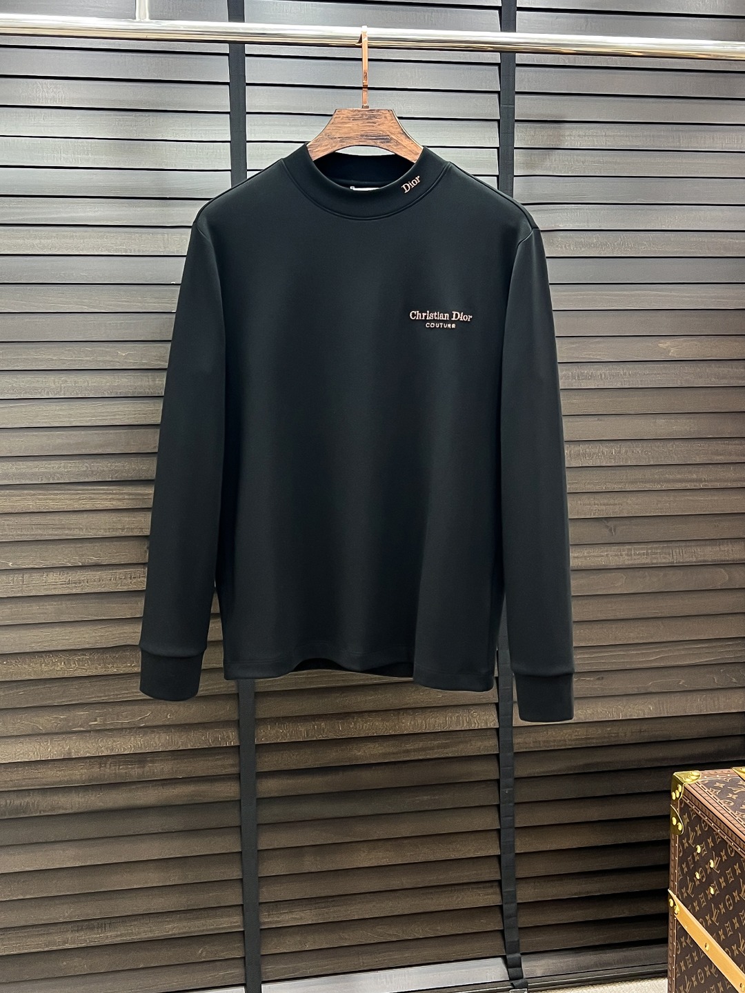 NO:547879,Dior-Dior# 25 Autumn and Winter German velvet micro plus velvet half-high neck base shirt. It seems to be a basic men's T-shirt, but it is not. It has a combination of sweatshirts and short-sleeved sleeves. You can wear them alone or you can put them in a bottom. It is no problem to wear one piece for four seasons. The goods are really good!  Original from the factory, the number of fingers counts, not many pieces, whether you can own it depends on your hand speed. The casual classic minimalist style comes from the new beauty of the century-old brand. The slightly loose design and tailoring have a unique and fashionable style. Pure cotton material, this cotton is very special and has a very soft feel. The inner thin velvet is really the first time I have got such a functional fabric for so long. It's really good!  It’s not a bad street style, straight men must like it!  The double-layer ribbed neckline design with a fixed weaving shape is not easy to deform. The chest logo still creates an alternative luxury and fashion atmosphere, becoming a new concept that breaks out of the cocoon. Color: Black White Size: S M L XL 2XL,,dior,dior,hoodie,sweatshirts,T-shirt,alexander wang19860909Dior-迪奥# 25秋冬 德绒微加绒半高领打底衫 看似基础的男T,实则不然,有点卫衣加短袖的结合,可以单穿也可以里面再打个底,一件穿四季是没问题的,货是真的真的好！原厂出来的,手指头数的过来的量,没多少件,你的他能不能拥有就看你的手速了,休闲的经典极简风格来自百年品牌的新秀丽作,微宽松设计裁剪兼具个性时尚范儿 纯棉材质,这种棉很特别,手感是很柔润的,内里复合薄绒,真的是这么久第一次拿到这样的机能面料,真呀真的好！不是烂大街的款和料,直男们一定喜欢！定织型的双层罗纹领口设计,平整服贴不易变形.胸口标识依旧,营造出另类的奢华时尚气息,成为破茧而出的新概念. 颜色: 黑色 白色 尺码:S M L XL 2XL,,dior,dior,hoodie,sweatshirts,T-shirt,alexander wang,Men's clothing