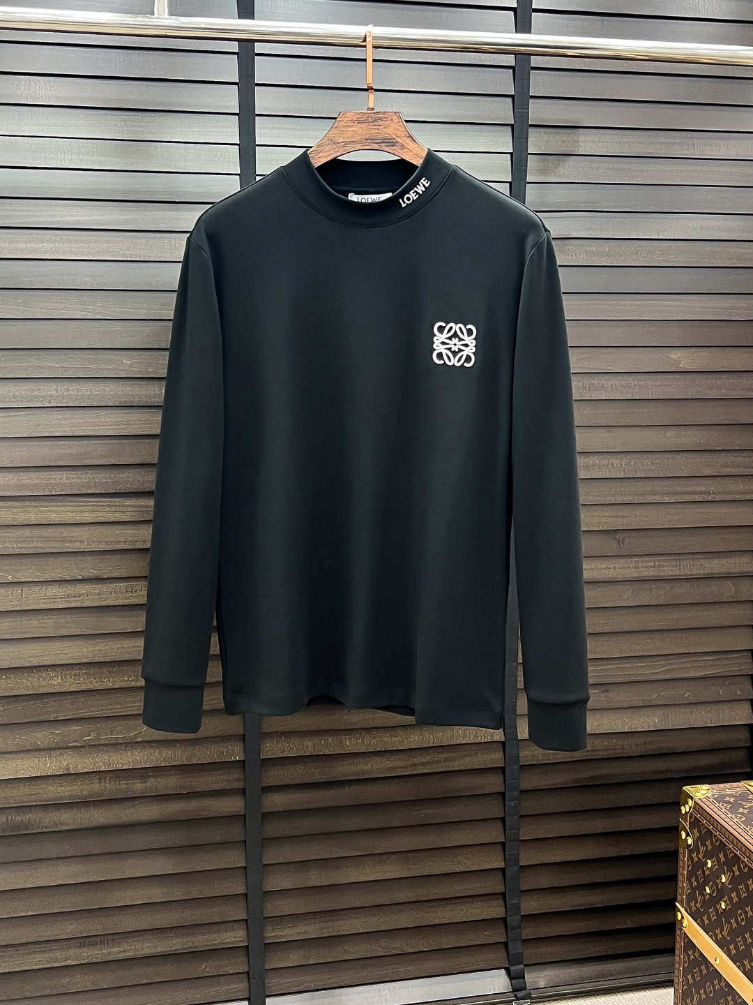 NO:547904,Loewe-Loewe # 25 Autumn and Winter Developer velvet micro plus velvet half-high neck base shirt. It seems to be a basic men's T-shirt, but it is not. It has a combination of sweatshirts and short-sleeved sleeves. You can wear them alone or you can put them in a bottom. It is no problem to wear one piece for four seasons. The goods are really good!  Original from the factory, the number of fingers counts, not many pieces, whether you can own it depends on your hand speed. The casual classic minimalist style comes from the new beauty of the century-old brand. The slightly loose design and tailoring have a unique and fashionable style. Pure cotton material, this cotton is very special and has a very soft feel. The inner thin velvet is really the first time I have got such a functional fabric for so long. It's really good!  It’s not a bad street style, straight men must like it!  The double-layer ribbed neckline design with a fixed weaving shape is not easy to deform. The chest logo still creates an alternative luxury and fashion atmosphere, becoming a new concept that breaks out of the cocoon. Color: Black White Size: S M L XL 2XL,,loewe,loewe,hoodie,sweatshirts,T-shirt,alexander wang19860909Loewe-罗意威# 25秋冬 德绒微加绒半高领打底衫 看似基础的男T,实则不然,有点卫衣加短袖的结合,可以单穿也可以里面再打个底,一件穿四季是没问题的,货是真的真的好！原厂出来的,手指头数的过来的量,没多少件,你的他能不能拥有就看你的手速了,休闲的经典极简风格来自百年品牌的新秀丽作,微宽松设计裁剪兼具个性时尚范儿 纯棉材质,这种棉很特别,手感是很柔润的,内里复合薄绒,真的是这么久第一次拿到这样的机能面料,真呀真的好！不是烂大街的款和料,直男们一定喜欢！定织型的双层罗纹领口设计,平整服贴不易变形.胸口标识依旧,营造出另类的奢华时尚气息,成为破茧而出的新概念. 颜色: 黑色 白色 尺码:S M L XL 2XL,,loewe,loewe,hoodie,sweatshirts,T-shirt,alexander wang,Men's clothing