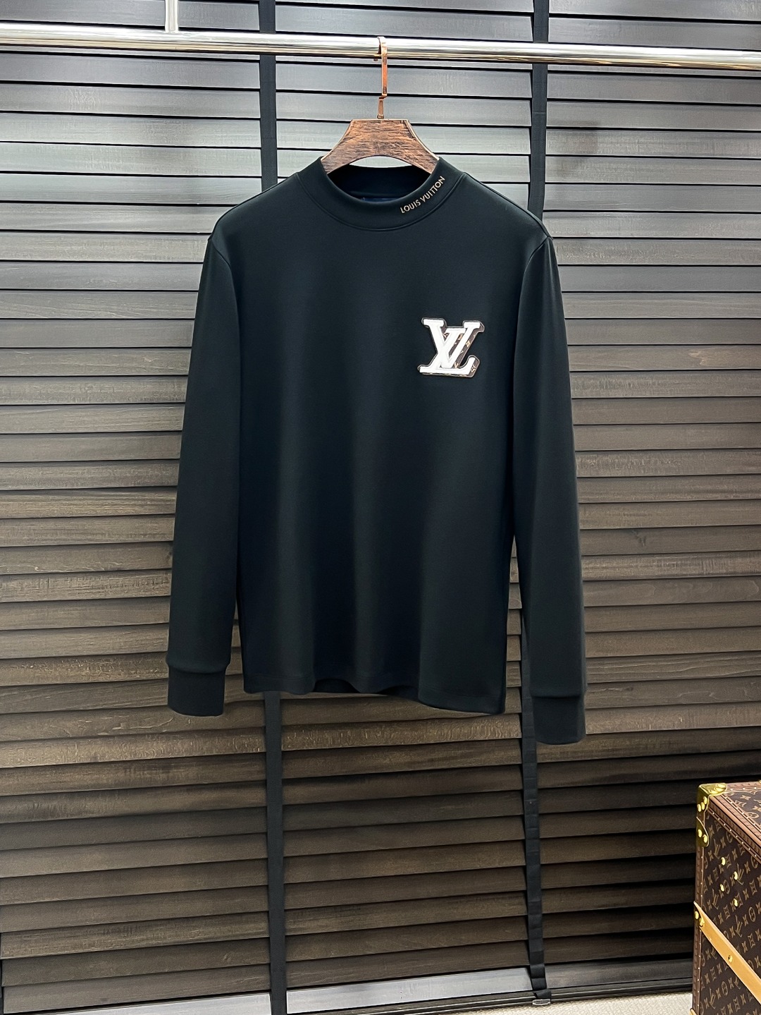 NO:547871,Louis Vuitton-Doujia# 25 Autumn and Winter Developer Micro-Furniture Half-Tree T-Link Base Shirt. It seems to be a basic men's T-T-Second, but it is not. It has a combination of sweatshirts and short-sleeved sleeves. You can wear them alone or you can put them in a base. It is no problem to wear one piece for four seasons. The goods are really good!  Original from the factory, the number of fingers counts, not many pieces, whether you can own it depends on your hand speed. The casual classic minimalist style comes from the new beauty of the century-old brand. The slightly loose design and tailoring have a unique and fashionable style. Pure cotton material, this cotton is very special and has a very soft feel. The inner thin velvet is really the first time I have got such a functional fabric for so long. It's really good!  It’s not a bad street style, straight men must like it!  The double-layer ribbed neckline design with a fixed weaving shape is not easy to deform. The chest logo still creates an alternative luxury and fashion atmosphere, becoming a new concept that breaks out of the cocoon. Color: Black White Size: S M L XL 2XL,,louis vuitton,louis vuitton,louis vuitton,hoodie,sweatshirts,T-shirt,alexander wang19860909Louis Vuitton-驴家# 25秋冬 德绒微加绒半高领打底衫 看似基础的男T,实则不然,有点卫衣加短袖的结合,可以单穿也可以里面再打个底,一件穿四季是没问题的,货是真的真的好！原厂出来的,手指头数的过来的量,没多少件,你的他能不能拥有就看你的手速了,休闲的经典极简风格来自百年品牌的新秀丽作,微宽松设计裁剪兼具个性时尚范儿 纯棉材质,这种棉很特别,手感是很柔润的,内里复合薄绒,真的是这么久第一次拿到这样的机能面料,真呀真的好！不是烂大街的款和料,直男们一定喜欢！定织型的双层罗纹领口设计,平整服贴不易变形.胸口标识依旧,营造出另类的奢华时尚气息,成为破茧而出的新概念. 颜色: 黑色 白色 尺码:S M L XL 2XL,,louis vuitton,louis vuitton,louis vuitton,hoodie,sweatshirts,T-shirt,alexander wang,Men's clothing