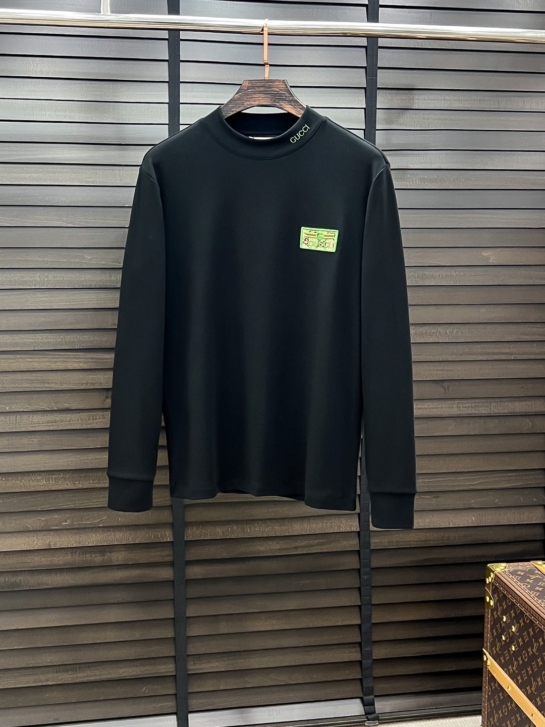 NO:547875,Gucci-Gucci# 25 Autumn and Winter German velvet micro plus velvet half-high neck base shirt. It seems to be a basic men's T-shirt, but it is not. It has a combination of sweatshirts and short-sleeved sleeves. You can wear them alone or you can put them in a bottom. It is no problem to wear one piece for four seasons. The goods are really good!  Original from the factory, the number of fingers counts, not many pieces, whether you can own it depends on your hand speed. The casual classic minimalist style comes from the new beauty of the century-old brand. The slightly loose design and tailoring have a unique and fashionable style. Pure cotton material, this cotton is very special and has a very soft feel. The inner thin velvet is really the first time I have got such a functional fabric for so long. It's really good!  It’s not a bad street style, straight men must like it!  The double-layer ribbed neckline design with a fixed weaving shape is not easy to deform. The chest logo still creates an alternative luxury and fashion atmosphere, becoming a new concept that breaks out of the cocoon. Color: Black White Size: S M L XL 2XL, gucci, gucci, hoodie, sweatshirts, T-shirt, alexander wang19860909Gucci-古驰# 25秋冬 德绒微加绒半高领打底衫 看似基础的男T,实则不然,有点卫衣加短袖的结合,可以单穿也可以里面再打个底,一件穿四季是没问题的,货是真的真的好！原厂出来的,手指头数的过来的量,没多少件,你的他能不能拥有就看你的手速了,休闲的经典极简风格来自百年品牌的新秀丽作,微宽松设计裁剪兼具个性时尚范儿 纯棉材质,这种棉很特别,手感是很柔润的,内里复合薄绒,真的是这么久第一次拿到这样的机能面料,真呀真的好！不是烂大街的款和料,直男们一定喜欢！定织型的双层罗纹领口设计,平整服贴不易变形.胸口标识依旧,营造出另类的奢华时尚气息,成为破茧而出的新概念. 颜色: 黑色 白色 尺码:S M L XL 2XL,,gucci,gucci,hoodie,sweatshirts,T-shirt,alexander wang,Men's clothing