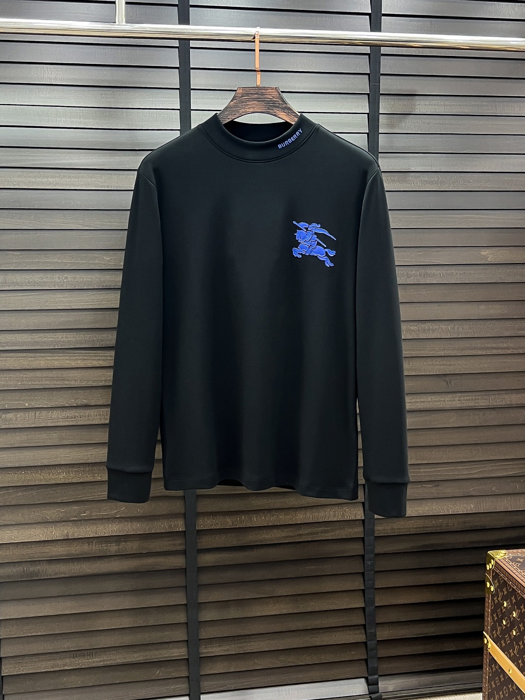 NO:547883,Burberry-Burberry # 25 Autumn and Winter Developer Micro-Furt Half-Tree Neck Base Shirt. It seems to be a basic men's T-Te, but it is not. It has a combination of sweatshirts and short-sleeved sleeves. You can wear them alone or you can put them in a bottom. It is no problem to wear one piece for four seasons. The goods are really good!  Original from the factory, the number of fingers counts, not many pieces, whether you can own it depends on your hand speed. The casual classic minimalist style comes from the new beauty of the century-old brand. The slightly loose design and tailoring have a unique and fashionable style. Pure cotton material, this cotton is very special and has a very soft feel. The inner thin velvet is really the first time I have got such a functional fabric for so long. It's really good!  It’s not a bad street style, straight men must like it!  The double-layer ribbed neckline design with a fixed weaving shape is not easy to deform. The chest logo still creates an alternative luxury and fashion atmosphere, becoming a new concept that breaks out of the cocoon. Color: Black White Size: S M L XL 2XL, burberry, burberry, hoodie, sweatshirts, T-shirt, alexander wang19860909Burberry-巴宝莉# 25秋冬 德绒微加绒半高领打底衫 看似基础的男T,实则不然,有点卫衣加短袖的结合,可以单穿也可以里面再打个底,一件穿四季是没问题的,货是真的真的好！原厂出来的,手指头数的过来的量,没多少件,你的他能不能拥有就看你的手速了,休闲的经典极简风格来自百年品牌的新秀丽作,微宽松设计裁剪兼具个性时尚范儿 纯棉材质,这种棉很特别,手感是很柔润的,内里复合薄绒,真的是这么久第一次拿到这样的机能面料,真呀真的好！不是烂大街的款和料,直男们一定喜欢！定织型的双层罗纹领口设计,平整服贴不易变形.胸口标识依旧,营造出另类的奢华时尚气息,成为破茧而出的新概念. 颜色: 黑色 白色 尺码:S M L XL 2XL,,burberry,burberry,hoodie,sweatshirts,T-shirt,alexander wang,Men's clothing