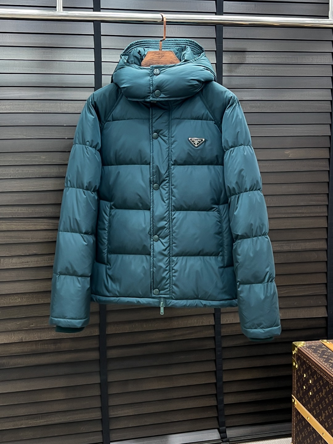 PRADA 普拉达 新款羽绒服秀场新品25新款羽绒服，品相非常完美，专柜高科技防水面料，内里90%白鹅绒