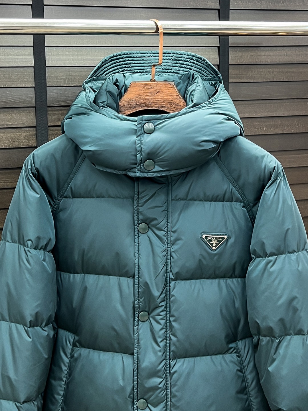 PRADA 普拉达 新款羽绒服秀场新品25新款羽绒服，品相非常完美，专柜高科技防水面料，内里90%白鹅绒