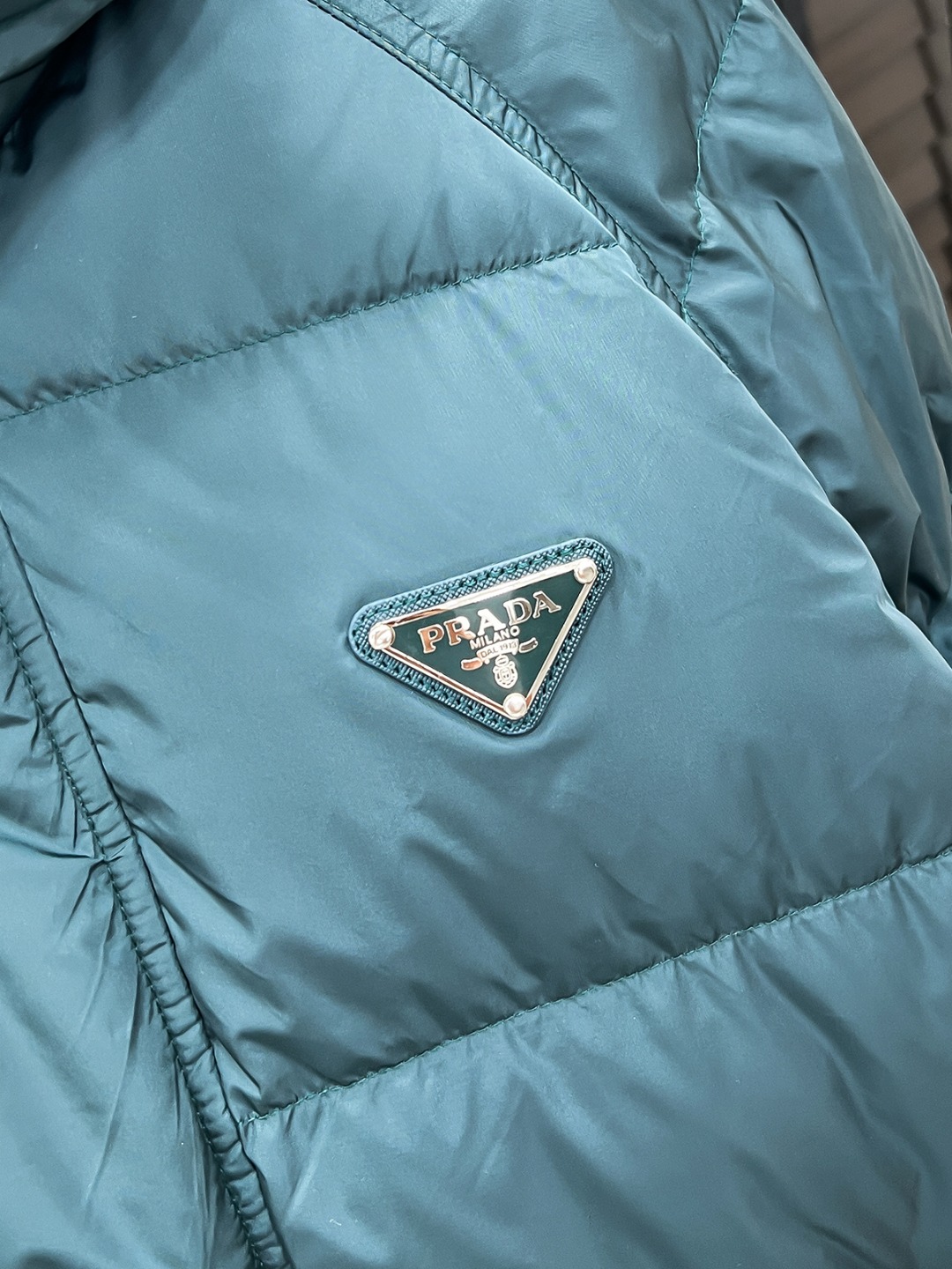 PRADA 普拉达 新款羽绒服秀场新品25新款羽绒服，品相非常完美，专柜高科技防水面料，内里90%白鹅绒