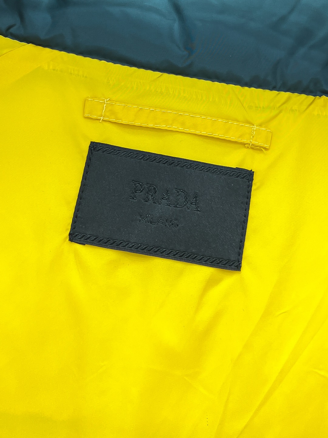 PRADA 普拉达 新款羽绒服秀场新品25新款羽绒服，品相非常完美，专柜高科技防水面料，内里90%白鹅绒