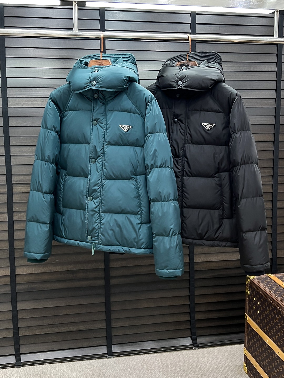 PRADA 普拉达 新款羽绒服秀场新品25新款羽绒服，品相非常完美，专柜高科技防水面料，内里90%白鹅绒