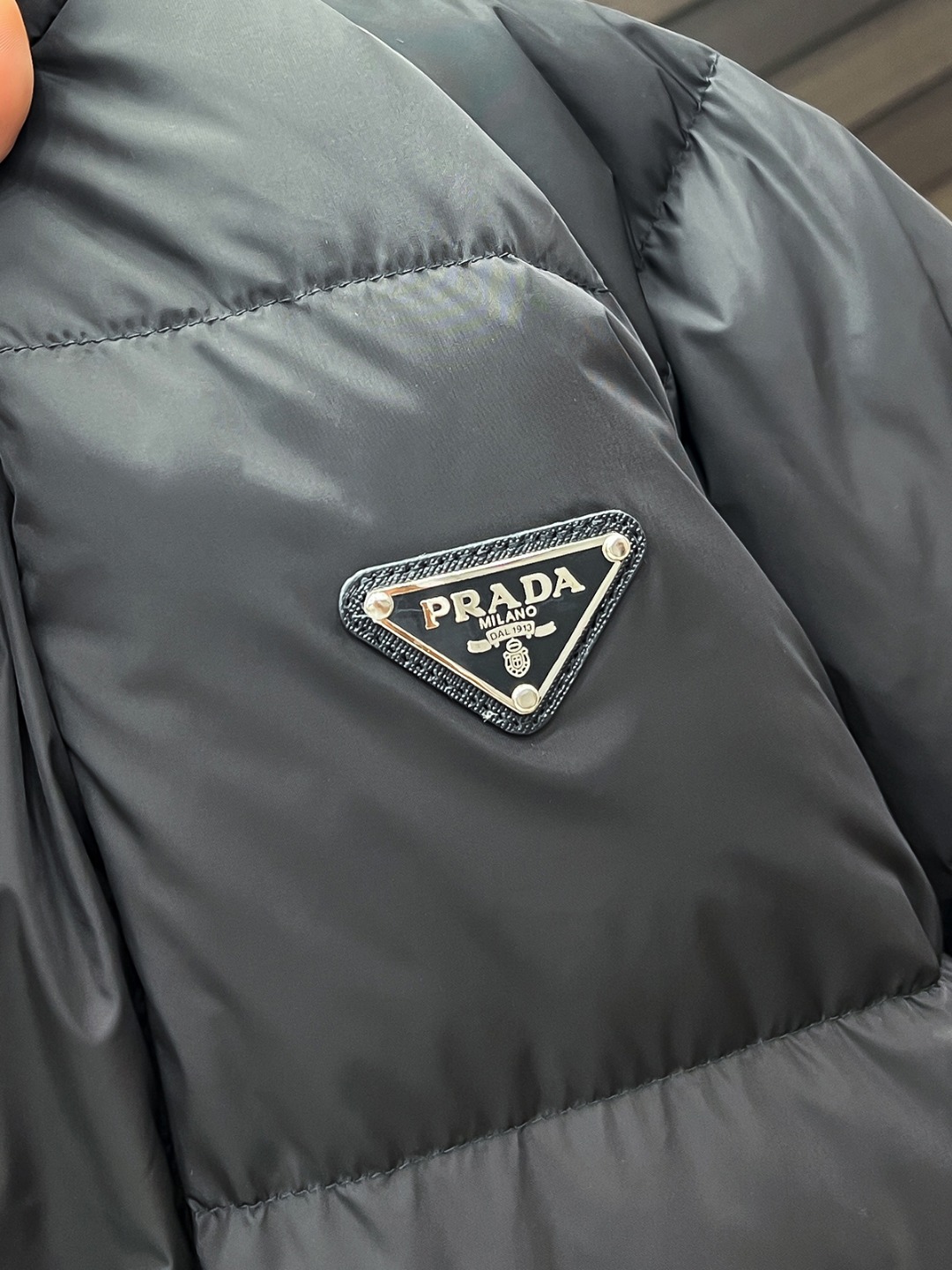 PRADA 普拉达 新款羽绒服秀场新品25新款羽绒服，品相非常完美，专柜高科技防水面料，内里90%白鹅绒