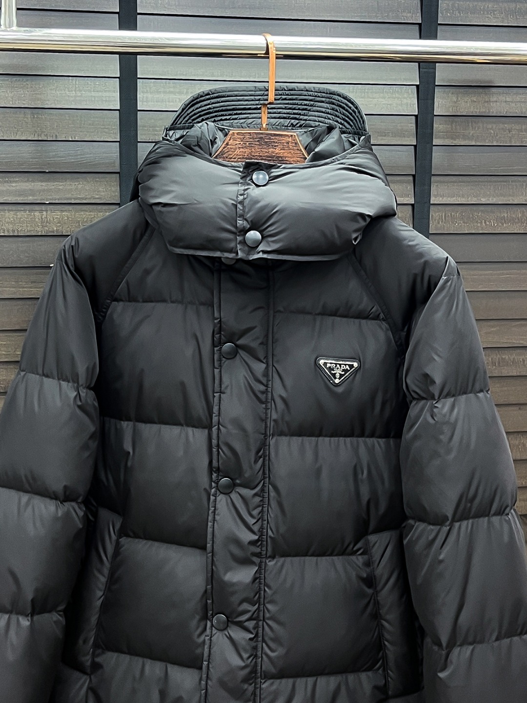 PRADA 普拉达 新款羽绒服秀场新品25新款羽绒服，品相非常完美，专柜高科技防水面料，内里90%白鹅绒