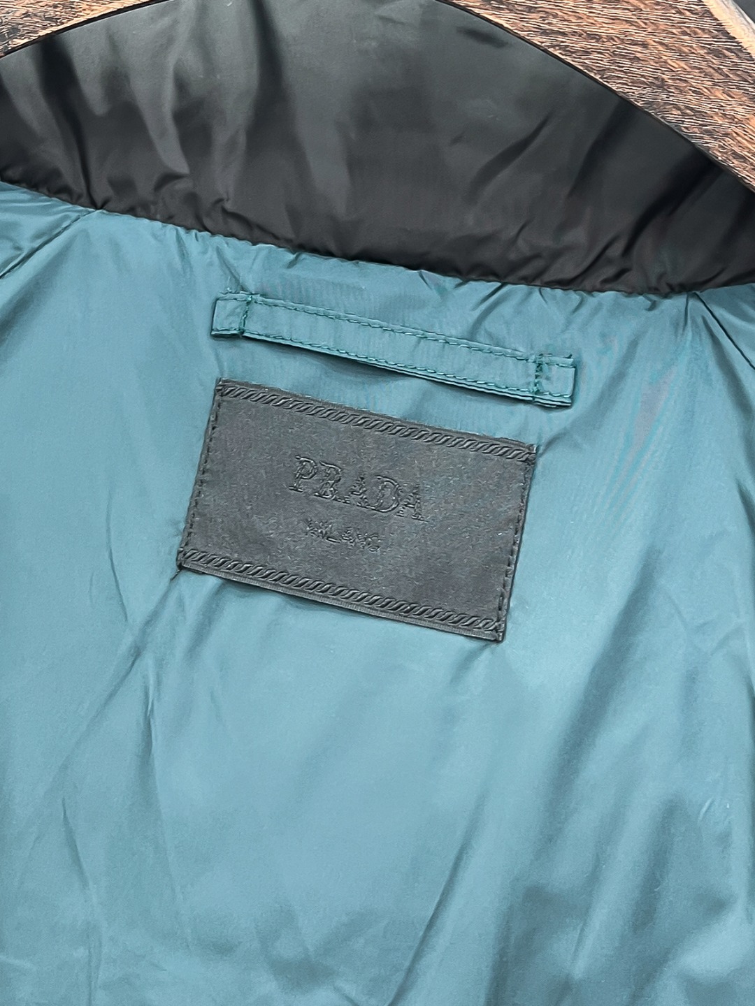 PRADA 普拉达 新款羽绒服秀场新品25新款羽绒服，品相非常完美，专柜高科技防水面料，内里90%白鹅绒