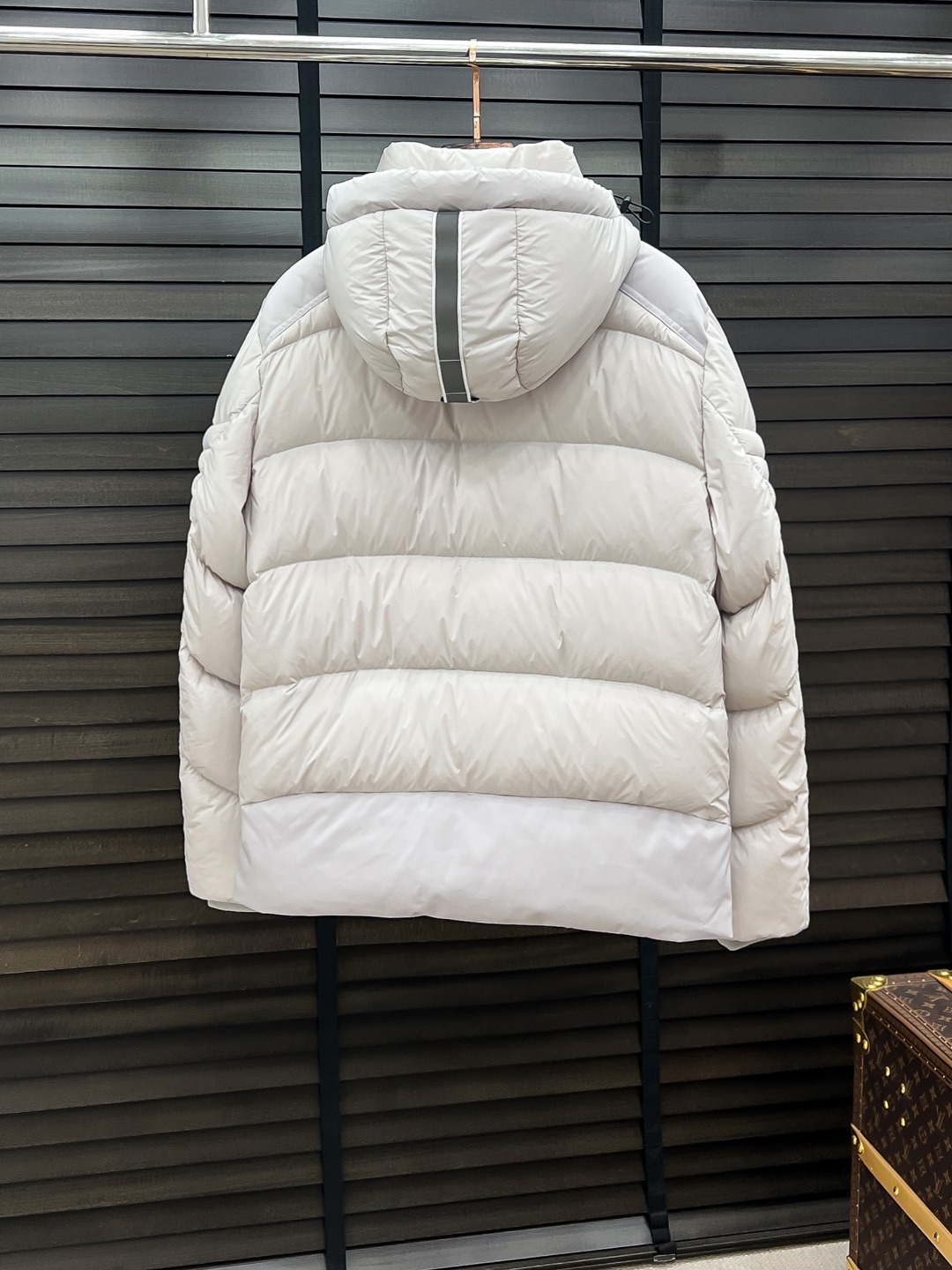 大鹅 新款羽绒服秀场新品25新款羽绒服，品相非常完美，专柜高科技防水面料，内里90%白鹅绒填充，舒适保暖