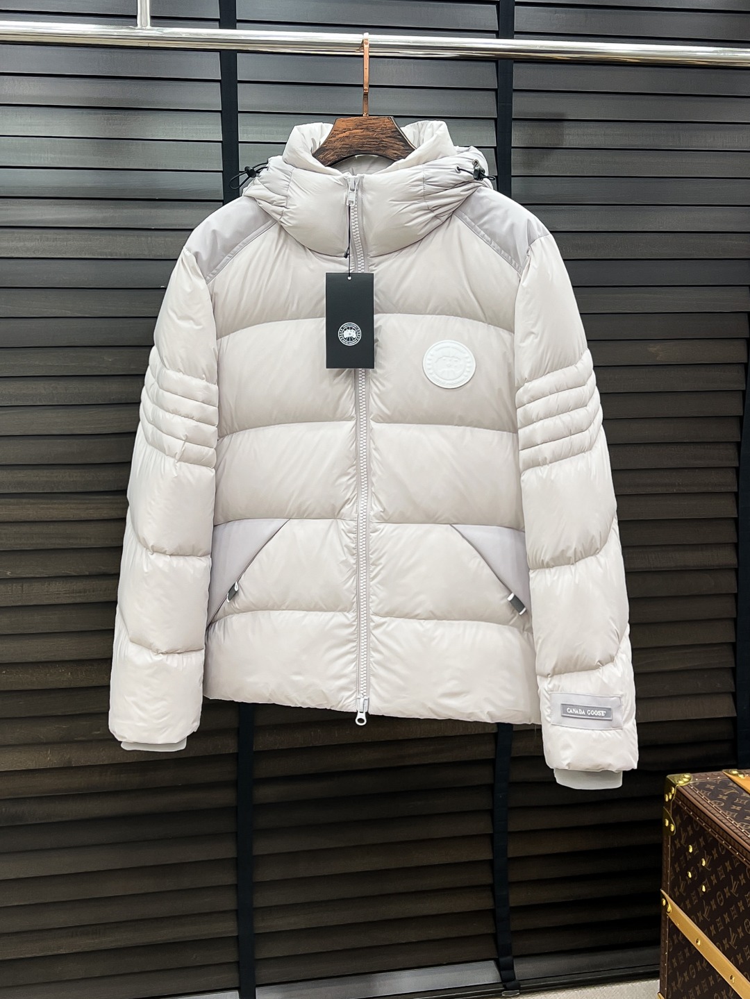 大鹅 新款羽绒服秀场新品25新款羽绒服，品相非常完美，专柜高科技防水面料，内里90%白鹅绒填充，舒适保暖