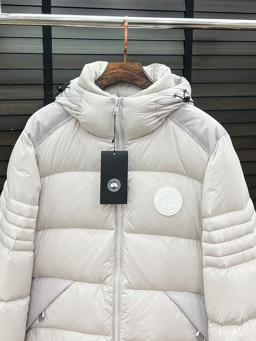 大鹅 新款羽绒服秀场新品25新款羽绒服，品相非常完美，专柜高科技防水面料，内里90%白鹅绒填充，舒适保暖