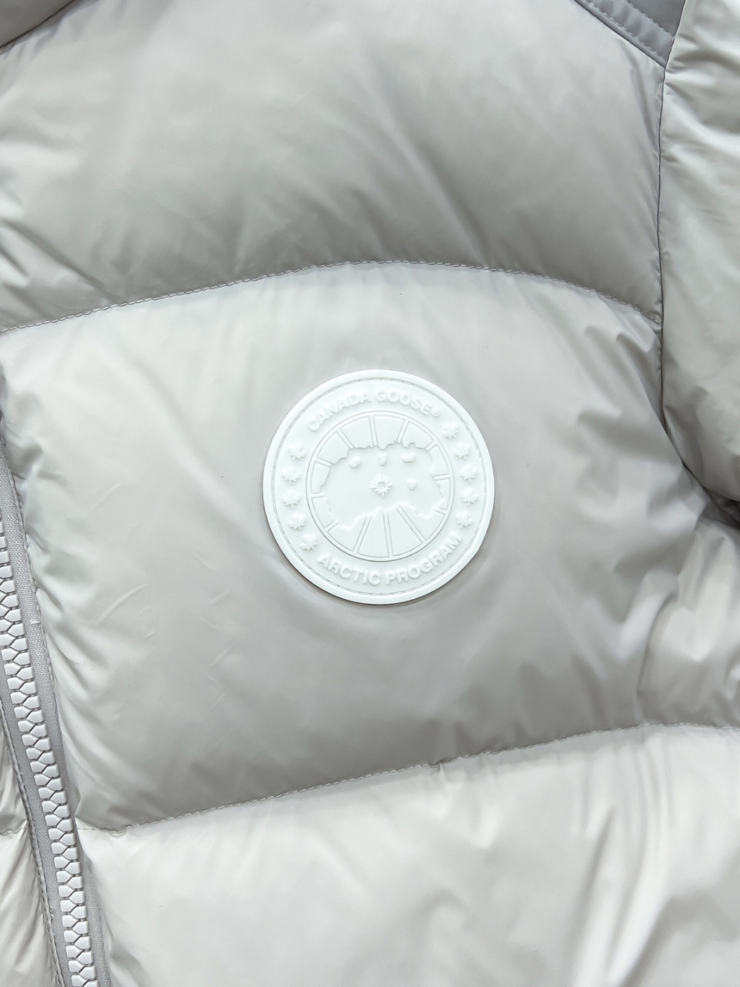 大鹅 新款羽绒服秀场新品25新款羽绒服，品相非常完美，专柜高科技防水面料，内里90%白鹅绒填充，舒适保暖