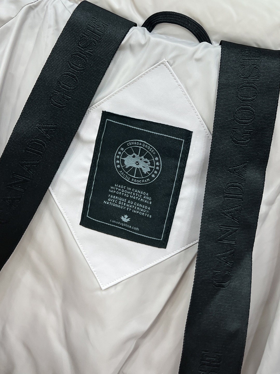 大鹅 新款羽绒服秀场新品25新款羽绒服，品相非常完美，专柜高科技防水面料，内里90%白鹅绒填充，舒适保暖