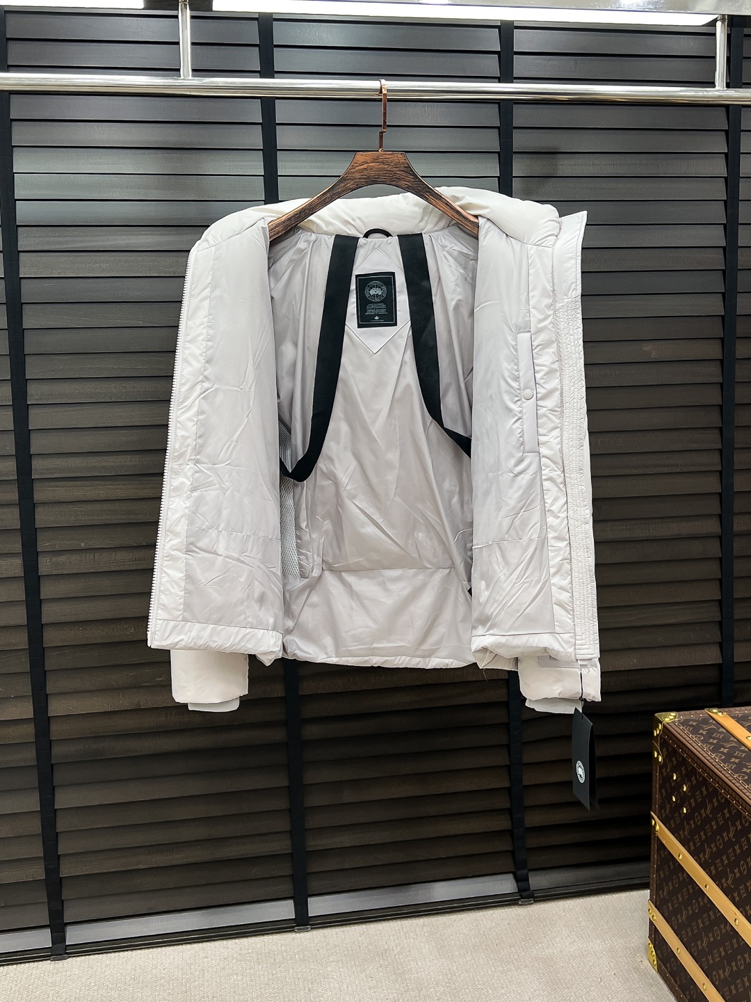 大鹅 新款羽绒服秀场新品25新款羽绒服，品相非常完美，专柜高科技防水面料，内里90%白鹅绒填充，舒适保暖