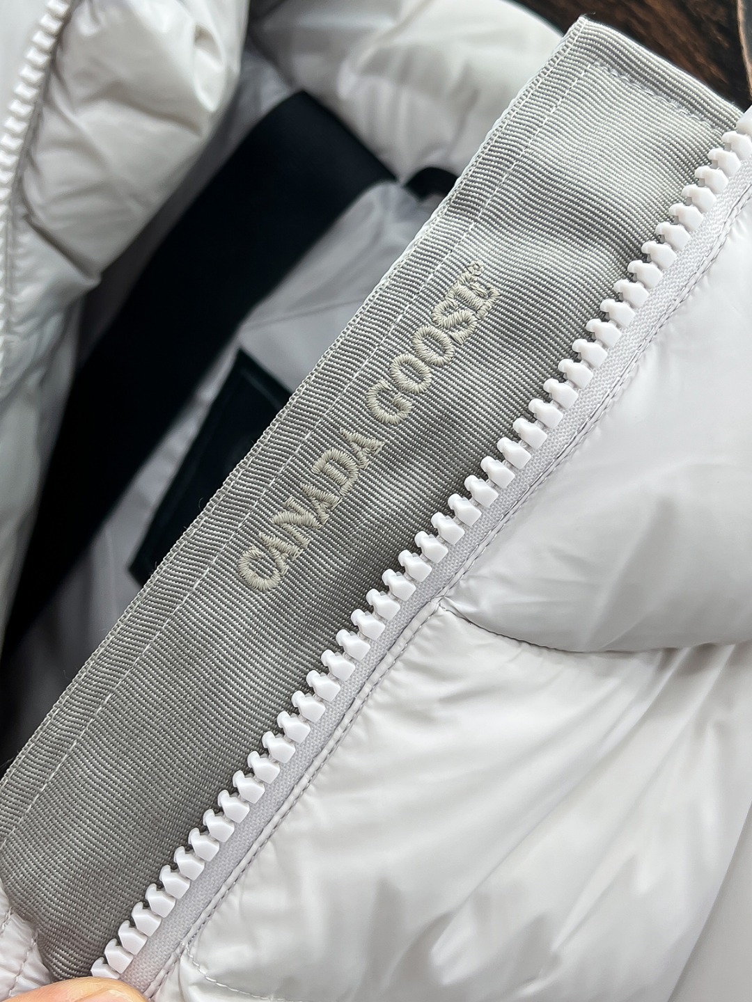 大鹅 新款羽绒服秀场新品25新款羽绒服，品相非常完美，专柜高科技防水面料，内里90%白鹅绒填充，舒适保暖