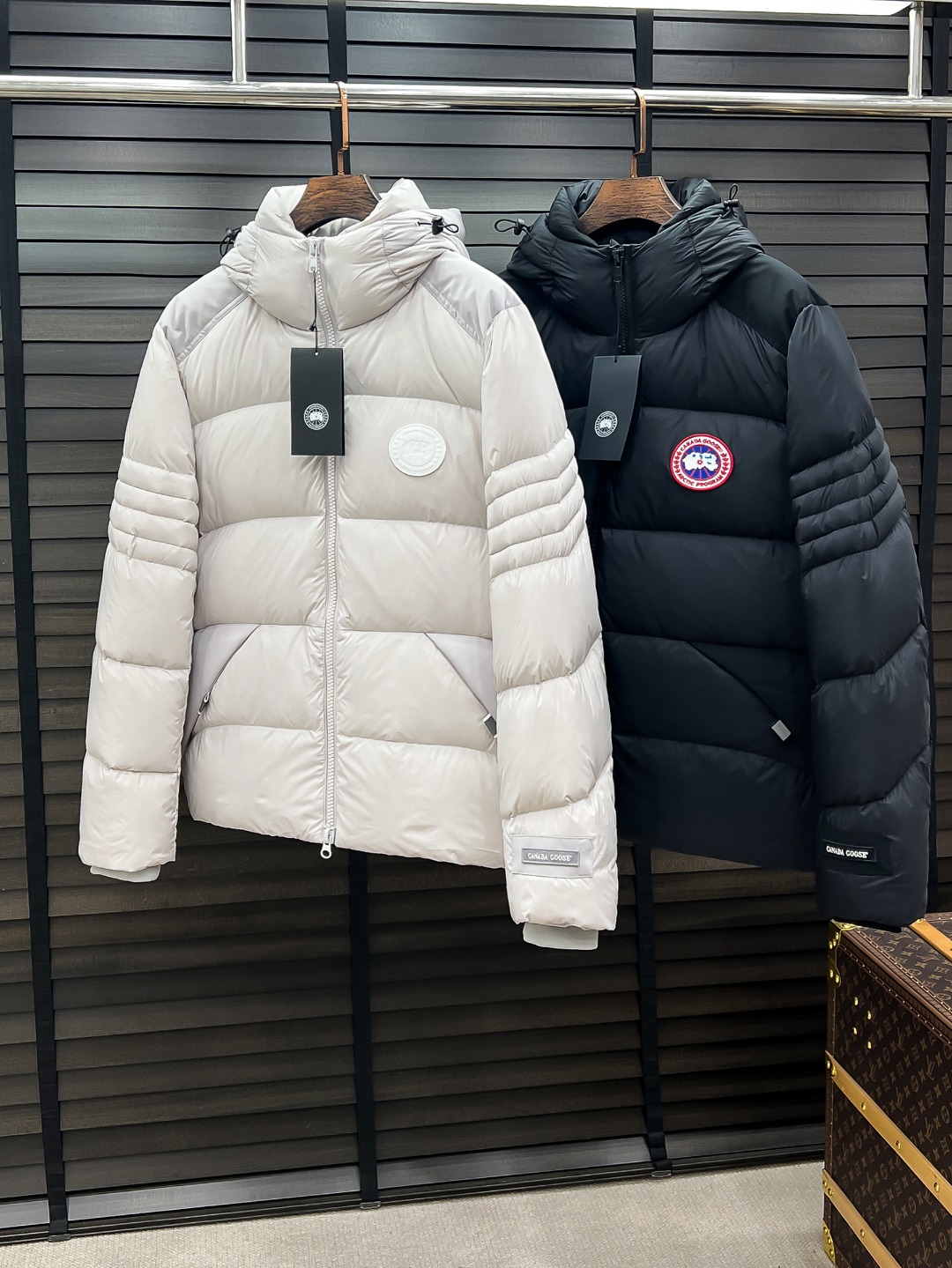 大鹅 新款羽绒服秀场新品25新款羽绒服，品相非常完美，专柜高科技防水面料，内里90%白鹅绒填充，舒适保暖