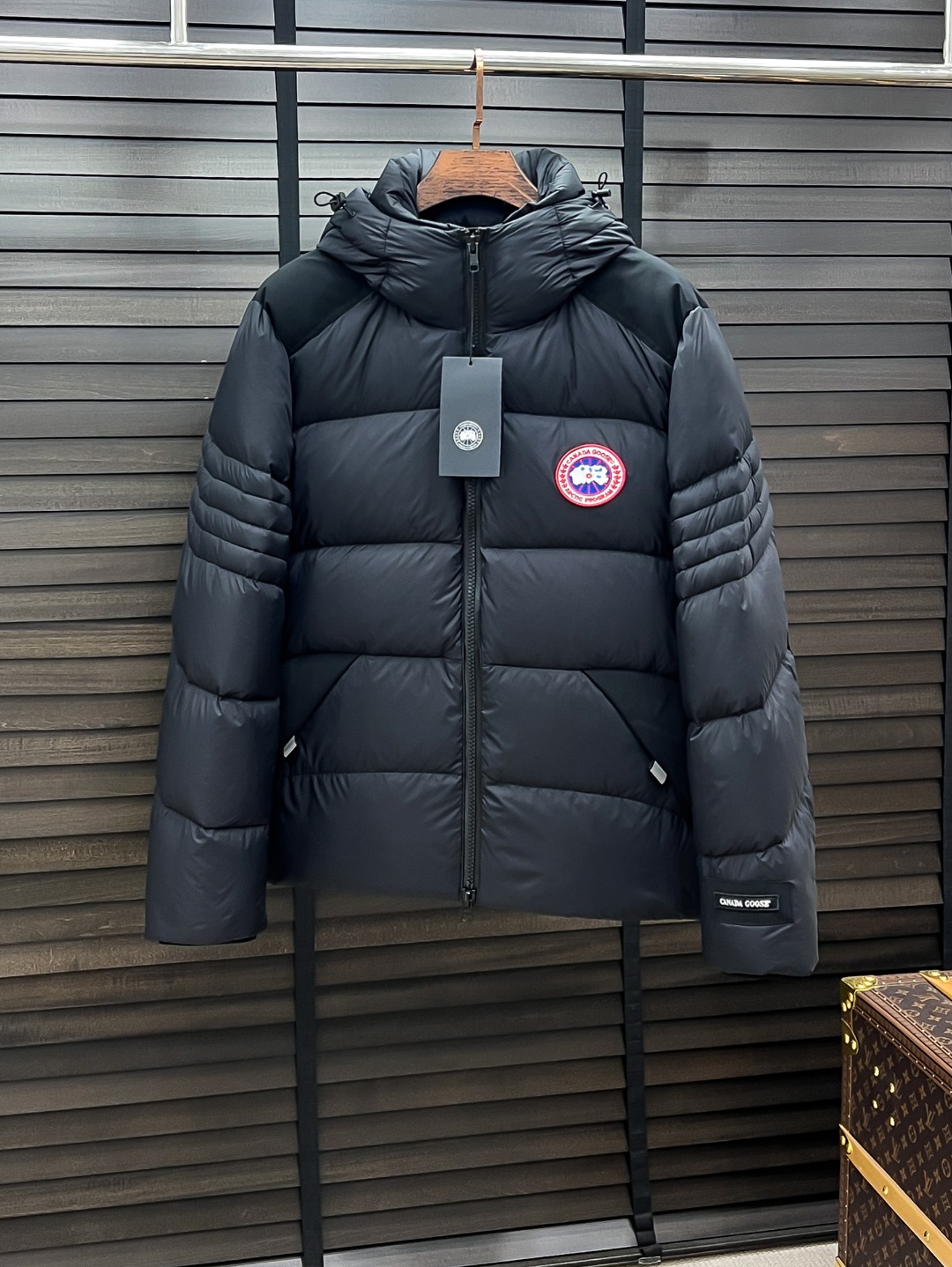 大鹅 新款羽绒服秀场新品25新款羽绒服，品相非常完美，专柜高科技防水面料，内里90%白鹅绒填充，舒适保暖