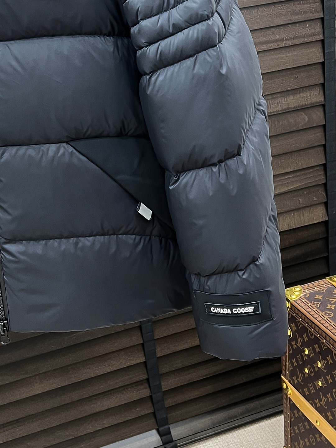 大鹅 新款羽绒服秀场新品25新款羽绒服，品相非常完美，专柜高科技防水面料，内里90%白鹅绒填充，舒适保暖