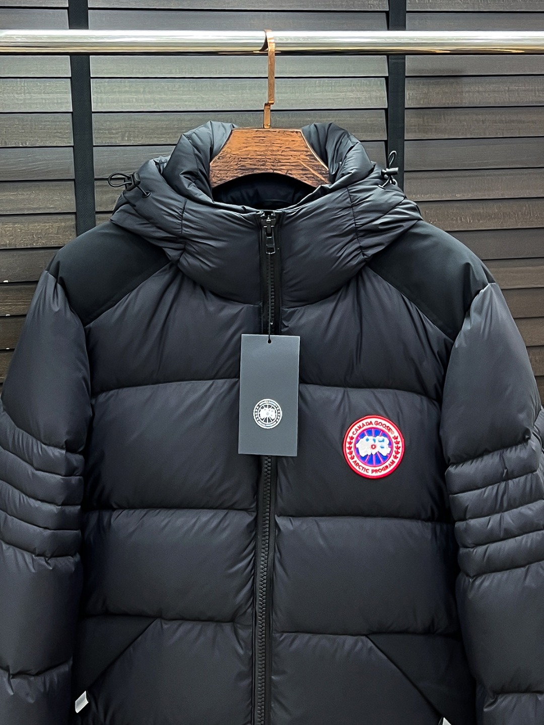 大鹅 新款羽绒服秀场新品25新款羽绒服，品相非常完美，专柜高科技防水面料，内里90%白鹅绒填充，舒适保暖