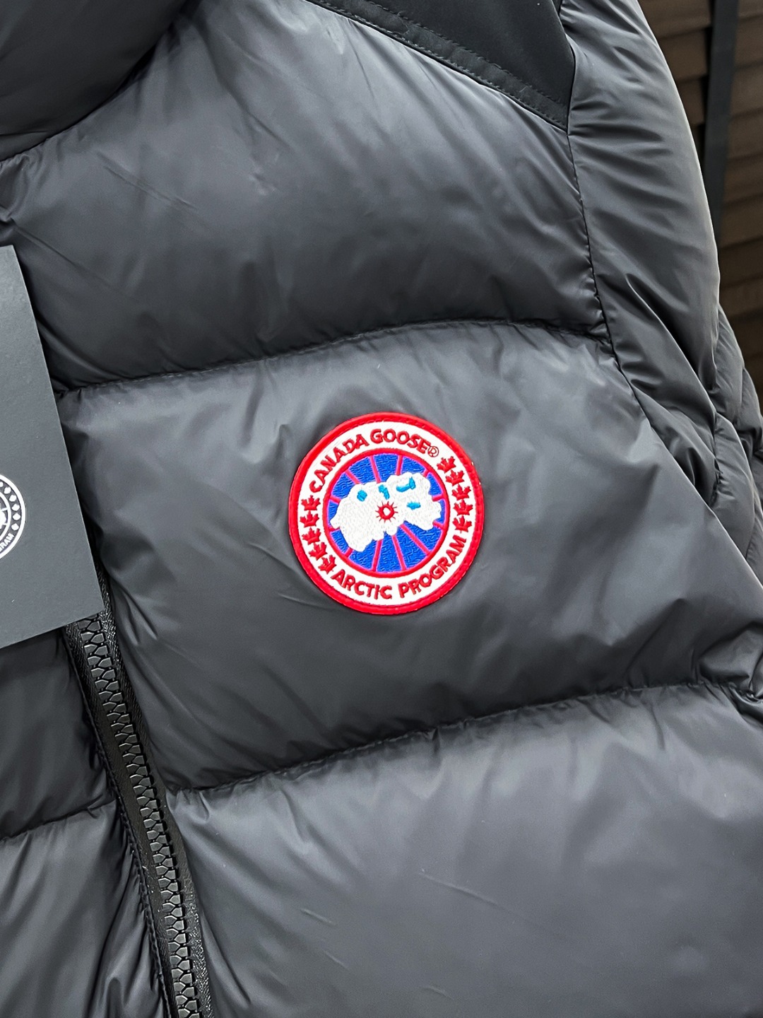 大鹅 新款羽绒服秀场新品25新款羽绒服，品相非常完美，专柜高科技防水面料，内里90%白鹅绒填充，舒适保暖