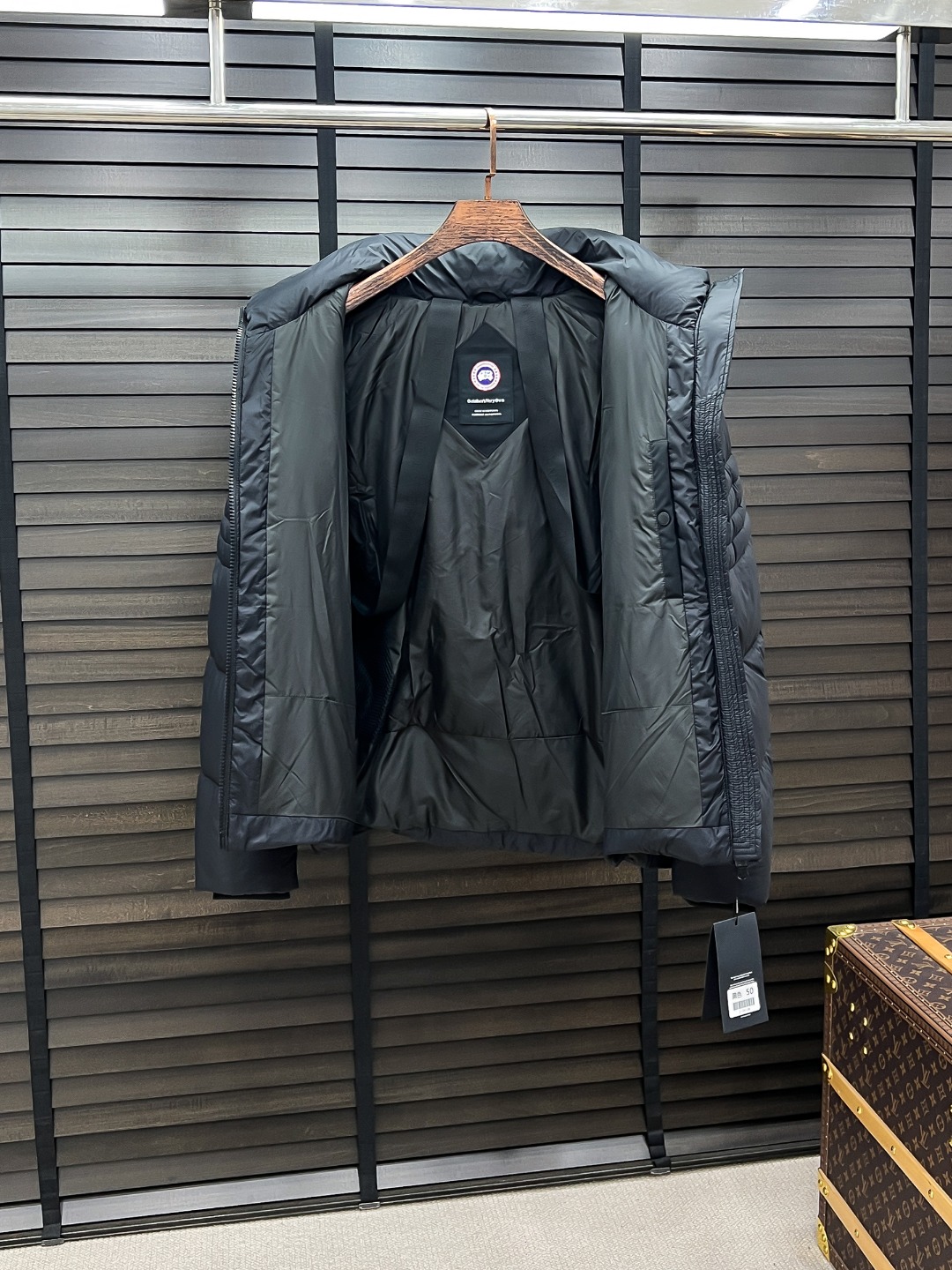 大鹅 新款羽绒服秀场新品25新款羽绒服，品相非常完美，专柜高科技防水面料，内里90%白鹅绒填充，舒适保暖