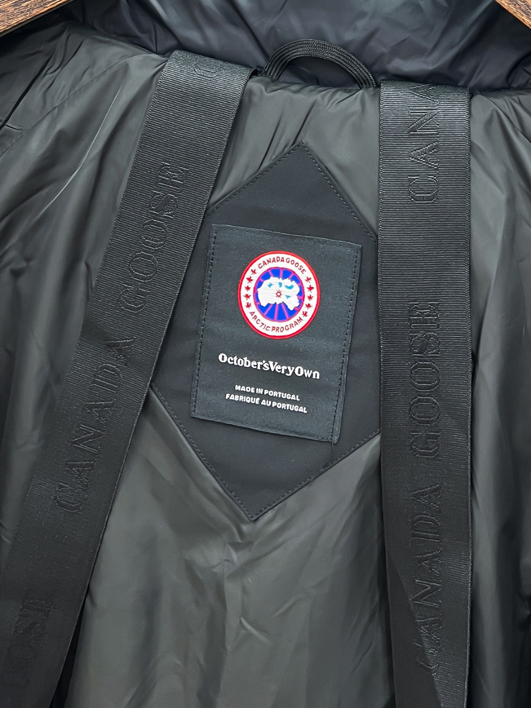 大鹅 新款羽绒服秀场新品25新款羽绒服，品相非常完美，专柜高科技防水面料，内里90%白鹅绒填充，舒适保暖