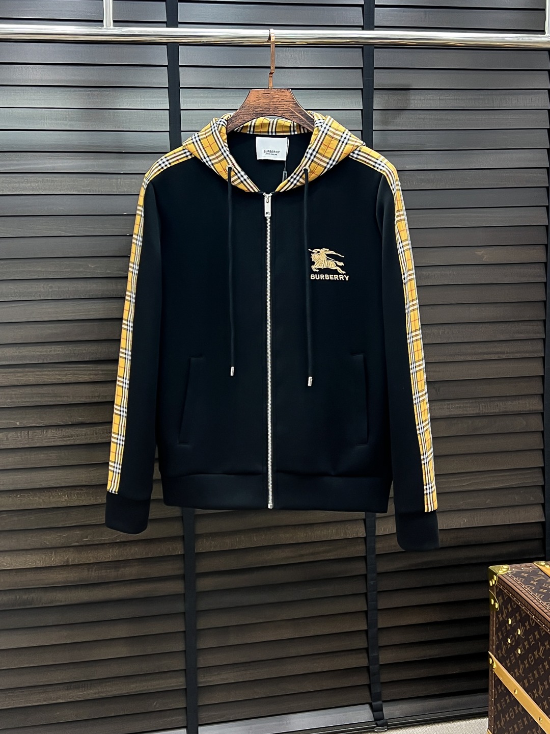 NO:652724,Burberry #25 Autumn and Winter Hamiji Air Layer High-end Series Jackets High-end boutique series, same style for men and women, trading company channel orders, series on sale at official website counters, the industry's exclusive premiere of the most sought-after and popular series in the classic main line, same style for men and women, classic urban casual style, versatile and simple style, couple's jacket!  It can be said to be a must-have item for autumn and winter.  New design style, subversive design, iconic brand logo, new dust-proof fabric, slightly waterproof, casual wear, super fashionable upper body, especially easy to match. The concave shape in autumn and winter is naturally indispensable for such high-end configuration, and its dressing magic is very powerful, basically all kinds of styles  The styles are easy to control, the casual version configuration will not feel uncomfortable, the new style and tonality are more outstanding and outstanding, the charm of the outfit is naturally more advanced, more colorful and handsome, but without losing warmth, whether it is worn outside or inside, I believe this style is the perfect choice!  !  !  Color Black White Size M L XL 2XL 3XL,,burberry,burberry,jackets & coats,alexander wang19860909Burberry 巴宝莉# 25秋冬 八明治空气层高端系列外套 高端精品系列,男女同款,贸易公司渠道订单,官网专柜在售系列,业内独家首发经典主线里最抢手最火爆的系列男女同款,经典都市休闲风尚,百搭简约范,情侣款外套！可以说是秋冬季必备款了 全新设计风格,颠覆认知的设计,标志性品牌图案标识,全新防尘面料,轻度防水,随便搭件内搭,上身超时髦,特别的便于搭配,秋冬季凹造型自然是少不了这样的高档配置,并且它的穿搭魔力十分之强大,基本上各种类型都是轻而易举的驾驭,休闲的版型配置,不会不适感,全新风格以及调性更加的出色更加的出众,穿搭的魅力自然也更加的高级,更加的出彩更加的显帅,但是又不失温度,无论是外穿还是内搭,我相信此款都是完美之选！！！ 颜色黑色 白色 码数M L XL 2XL 3XL,,burberry,burberry,jackets & coats,alexander wang,Men's clothing