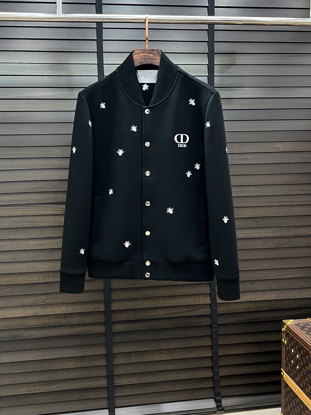 NO:652732,C Dior Dior # 25 Autumn and Winter Hachimi Air Layer High-end Series Jackets High-end boutique series, same style for men and women, order from trading company, official website counter series, the industry's exclusive first release of the most sought-after and popular series in the classic main line, same style for men and women, classic urban casual style, versatile and simple style, couple's jacket!  It can be said to be a must-have item for autumn and winter.  New design style, subversive design, iconic brand logo, new dust-proof fabric, slightly waterproof, casual wear, super fashionable upper body, especially easy to match. The concave shape in autumn and winter is naturally indispensable for such high-end configuration, and its dressing magic is very powerful, basically all kinds of styles  The styles are easy to control, the casual version configuration will not feel uncomfortable, the new style and tonality are more outstanding and outstanding, the charm of the outfit is naturally more advanced, more colorful and handsome, but without losing warmth, whether it is worn outside or inside, I believe this style is the perfect choice!  !  !  Color Black White Size M L XL 2XL 3XL,,dior,dior,jackets & coats,alexander wang19860909C Dior 迪奥# 25秋冬 八明治空气层高端系列外套 高端精品系列,男女同款,贸易公司渠道订单,官网专柜在售系列,业内独家首发经典主线里最抢手最火爆的系列男女同款,经典都市休闲风尚,百搭简约范,情侣款外套！可以说是秋冬季必备款了 全新设计风格,颠覆认知的设计,标志性品牌图案标识,全新防尘面料,轻度防水,随便搭件内搭,上身超时髦,特别的便于搭配,秋冬季凹造型自然是少不了这样的高档配置,并且它的穿搭魔力十分之强大,基本上各种类型都是轻而易举的驾驭,休闲的版型配置,不会不适感,全新风格以及调性更加的出色更加的出众,穿搭的魅力自然也更加的高级,更加的出彩更加的显帅,但是又不失温度,无论是外穿还是内搭,我相信此款都是完美之选！！！ 颜色黑色 白色 码数M L XL 2XL 3XL,,dior,dior,jackets & coats,alexander wang,Men's clothing