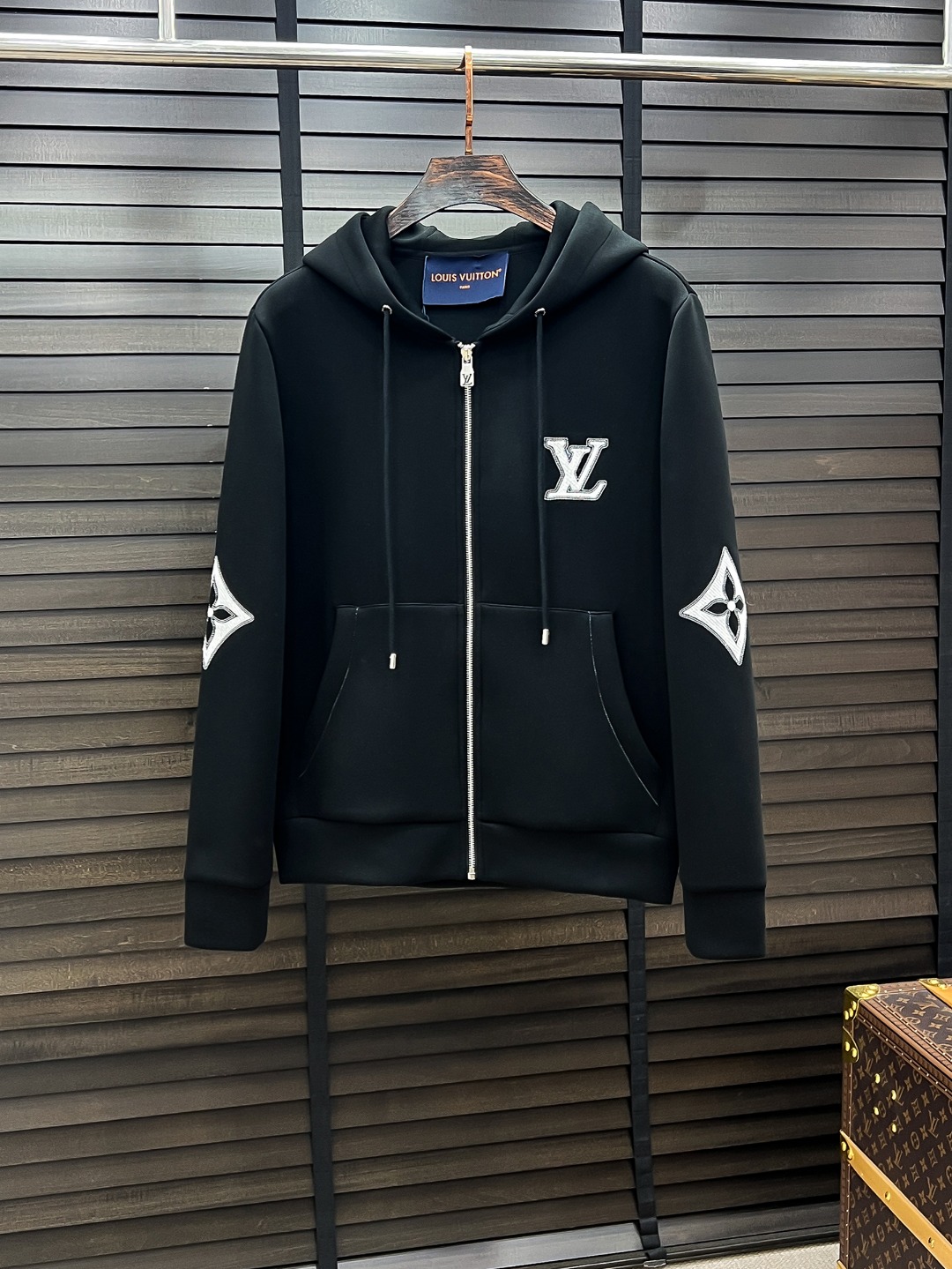 NO:652739,Louis Vuitton Lvjia# 25 Autumn and Winter Bamiji Air Layer High-end Series Jackets High-end boutique series, same styles for men and women, orders from trading company channels, series on sale at official website counters, the industry's exclusive first release of the most sought-after and popular series in the classic main line, same styles for men and women, classic urban casual style, versatile and simple style, couple's jacket!  It can be said to be a must-have item for autumn and winter.  New design style, subversive design, iconic brand logo, new dust-proof fabric, slightly waterproof, casual wear, super fashionable upper body, especially easy to match. The concave shape in autumn and winter is naturally indispensable for such high-end configuration, and its dressing magic is very powerful, basically all kinds of styles  The styles are easy to control, the casual version configuration will not feel uncomfortable, the new style and tonality are more outstanding and outstanding, the charm of the outfit is naturally more advanced, more colorful and handsome, but without losing warmth, whether it is worn outside or inside, I believe this style is the perfect choice!  !  !  Color Black White Size M L XL 2XL 3XL,,louis vuitton,louis vuitton,louis vuitton,jackets & coats,alexander wang19860909Louis Vuitton 驴家# 25秋冬 八明治空气层高端系列外套 高端精品系列,男女同款,贸易公司渠道订单,官网专柜在售系列,业内独家首发经典主线里最抢手最火爆的系列男女同款,经典都市休闲风尚,百搭简约范,情侣款外套！可以说是秋冬季必备款了 全新设计风格,颠覆认知的设计,标志性品牌图案标识,全新防尘面料,轻度防水,随便搭件内搭,上身超时髦,特别的便于搭配,秋冬季凹造型自然是少不了这样的高档配置,并且它的穿搭魔力十分之强大,基本上各种类型都是轻而易举的驾驭,休闲的版型配置,不会不适感,全新风格以及调性更加的出色更加的出众,穿搭的魅力自然也更加的高级,更加的出彩更加的显帅,但是又不失温度,无论是外穿还是内搭,我相信此款都是完美之选！！！ 颜色黑色 白色 码数M L XL 2XL 3XL,,louis vuitton,louis vuitton,louis vuitton,jackets & coats,alexander wang,Men's clothing