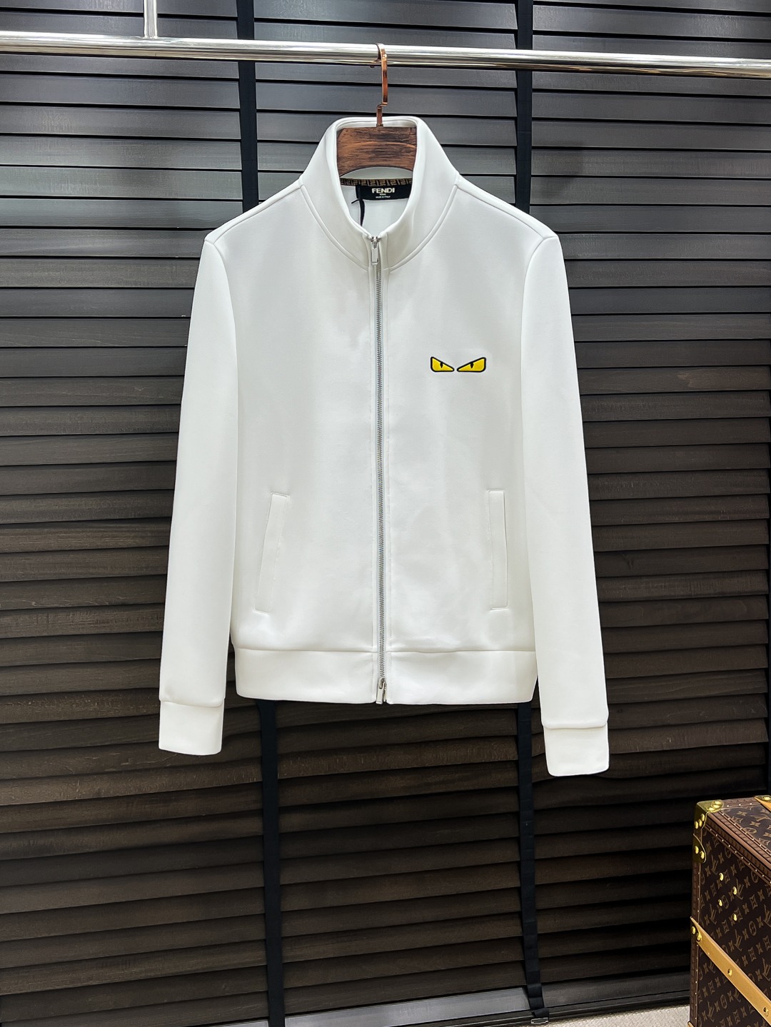 NO:652755,Fendi Fendi #25 Autumn and Winter Hachimi Air Layer High-end Series Jackets High-end boutique series, same styles for men and women, trading company channel orders, series on sale at official website counters, the industry's exclusive first release of the most sought-after and popular series in the classic main line, same styles for men and women, classic urban casual style, versatile and simple style, couple style jackets!  It can be said to be a must-have item for autumn and winter.  New design style, subversive design, iconic brand logo, new dust-proof fabric, slightly waterproof, casual wear, super fashionable upper body, especially easy to match. The concave shape in autumn and winter is naturally indispensable for such high-end configuration, and its dressing magic is very powerful, basically all kinds of styles  The styles are easy to control, the casual version configuration will not feel uncomfortable, the new style and tonality are more outstanding and outstanding, the charm of the outfit is naturally more advanced, more colorful and handsome, but without losing warmth, whether it is worn outside or inside, I believe this style is the perfect choice!  !  !  Color Black White Size M L XL 2XL 3XL,,fendi,fendi,jackets & coats,alexander wang19860909Fendi 芬迪# 25秋冬 八明治空气层高端系列外套 高端精品系列,男女同款,贸易公司渠道订单,官网专柜在售系列,业内独家首发经典主线里最抢手最火爆的系列男女同款,经典都市休闲风尚,百搭简约范,情侣款外套！可以说是秋冬季必备款了 全新设计风格,颠覆认知的设计,标志性品牌图案标识,全新防尘面料,轻度防水,随便搭件内搭,上身超时髦,特别的便于搭配,秋冬季凹造型自然是少不了这样的高档配置,并且它的穿搭魔力十分之强大,基本上各种类型都是轻而易举的驾驭,休闲的版型配置,不会不适感,全新风格以及调性更加的出色更加的出众,穿搭的魅力自然也更加的高级,更加的出彩更加的显帅,但是又不失温度,无论是外穿还是内搭,我相信此款都是完美之选！！！ 颜色黑色 白色 码数M L XL 2XL 3XL,,fendi,fendi,jackets & coats,alexander wang,Men's clothing