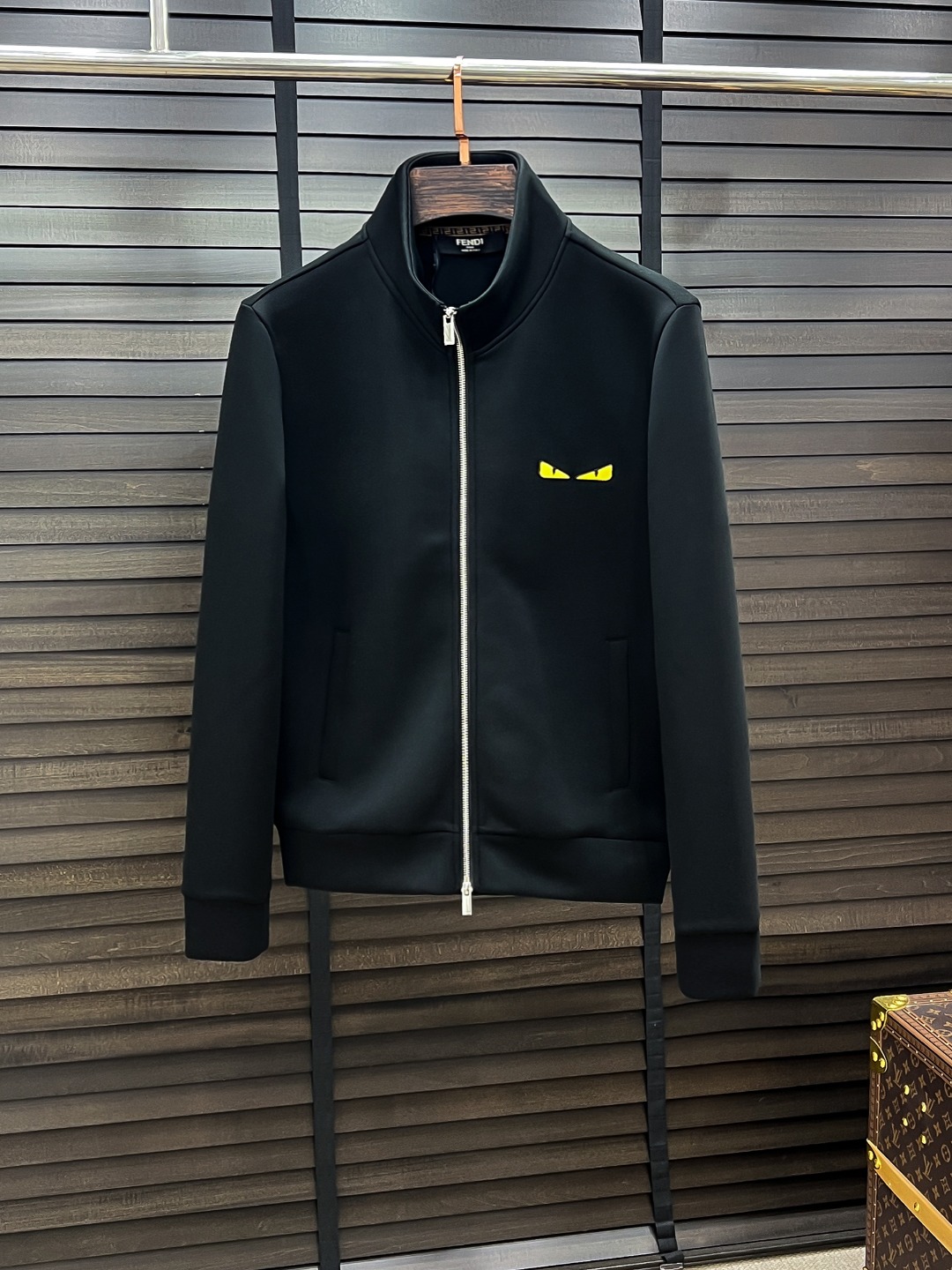 NO:652710,Fendi Fendi #25 Autumn and Winter Hachimi Air Layer High-end Series Jackets High-end boutique series, same styles for men and women, trading company channel orders, series on sale at official website counters, the industry's exclusive first release of the most sought-after and popular series in the classic main line, same styles for men and women, classic urban casual style, versatile and simple style, couple style jackets!  It can be said to be a must-have item for autumn and winter.  New design style, subversive design, iconic brand logo, new dust-proof fabric, slightly waterproof, casual wear, super fashionable upper body, especially easy to match. The concave shape in autumn and winter is naturally indispensable for such high-end configuration, and its dressing magic is very powerful, basically all kinds of styles  The styles are easy to control, the casual version configuration will not feel uncomfortable, the new style and tonality are more outstanding and outstanding, the charm of the outfit is naturally more advanced, more colorful and handsome, but without losing warmth, whether it is worn outside or inside, I believe this style is the perfect choice!  !  !  Color Black White Size M L XL 2XL 3XL,,fendi,fendi,jackets & coats,alexander wang19860909Fendi 芬迪# 25秋冬 八明治空气层高端系列外套 高端精品系列,男女同款,贸易公司渠道订单,官网专柜在售系列,业内独家首发经典主线里最抢手最火爆的系列男女同款,经典都市休闲风尚,百搭简约范,情侣款外套！可以说是秋冬季必备款了 全新设计风格,颠覆认知的设计,标志性品牌图案标识,全新防尘面料,轻度防水,随便搭件内搭,上身超时髦,特别的便于搭配,秋冬季凹造型自然是少不了这样的高档配置,并且它的穿搭魔力十分之强大,基本上各种类型都是轻而易举的驾驭,休闲的版型配置,不会不适感,全新风格以及调性更加的出色更加的出众,穿搭的魅力自然也更加的高级,更加的出彩更加的显帅,但是又不失温度,无论是外穿还是内搭,我相信此款都是完美之选！！！ 颜色黑色 白色 码数M L XL 2XL 3XL,,fendi,fendi,jackets & coats,alexander wang,Men's clothing