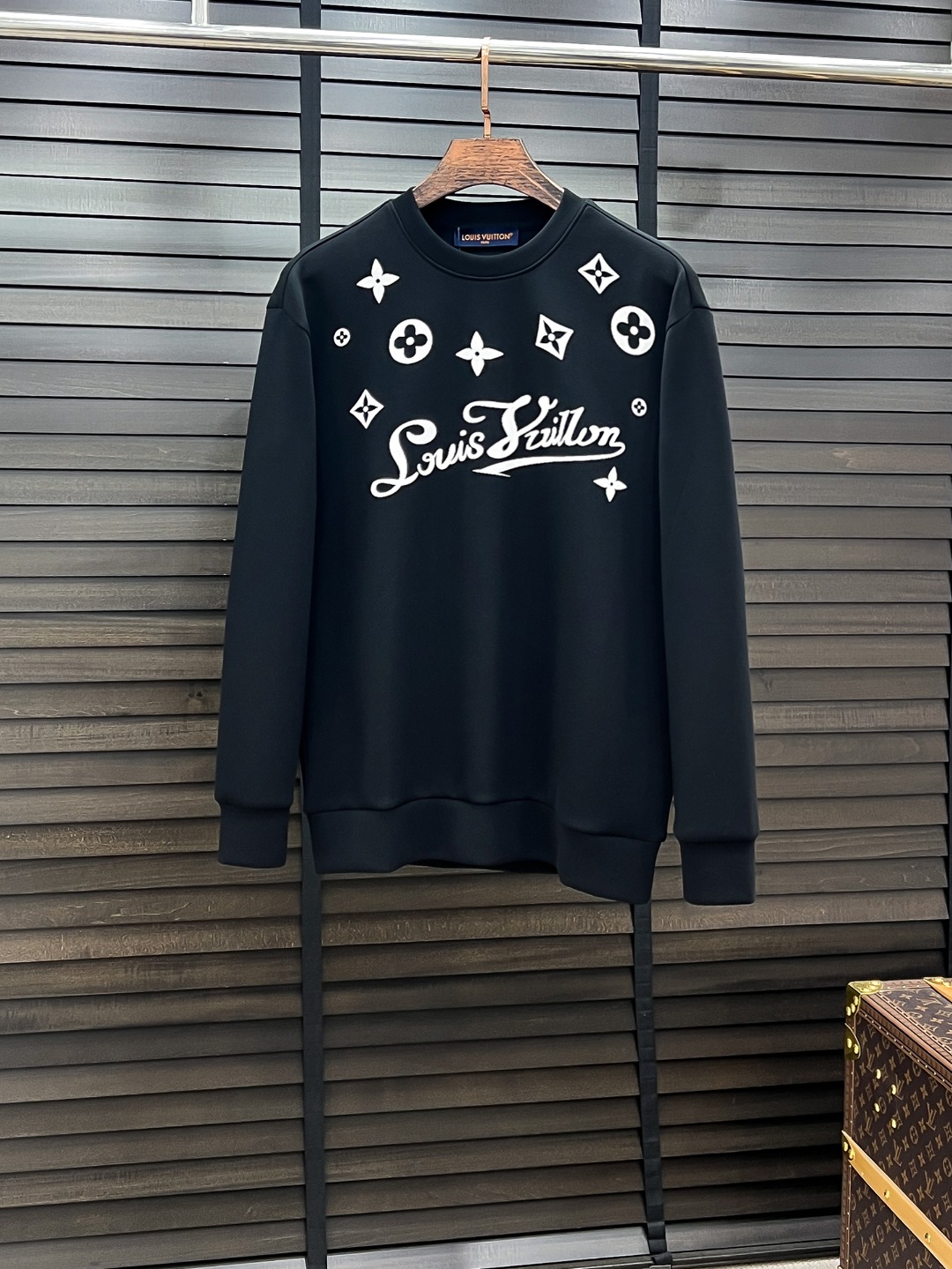 NO:649963,Louis Vuitton - Lvjia# 25 Autumn and Winter Hameiji Air Layer Pullover Round Neck Sweatshirt Fashionable casual pullover sweatshirt for men and women! Trading company channels are rare, leading official website sales! It has always been a magical existence with a high degree of recognition. It always creates fashionable items in a minimalist style. It has no restrictions on age and gender and can be easily controlled by anyone! The basic and casual round-neck cut has a significant effect of slimming down and hiding body fat. It can control your daily casual wear. There is no gender limit and the same style is recommended for men and women! This sweatshirt is made of imported air-layer knitted cotton fabric. The fabric feels light, delicate and soft, and has a superior stiffness. The terry texture inside is closely arranged like fish scales. It is close to the skin, warm and breathable without any thorny feeling! The cuffs and hem are spliced ​​with dyed knitted ribs, making the wearer more handsome and stylish! The front of the garment is decorated with patterns, carefully printed using top-notch craftsmanship, and paired with brand embellishments, showing both luxury class and fashion sense! Color Black White Size S M L XL,,louis vuitton,louis vuitton,louis vuitton,hoodie,sweatshirts,alexander wang19860909Louis Vuitton-驴家# 25秋冬 八明治空气层套头圆领卫衣 男女同款时尚休闲套头卫衣衫！贸易公司渠道稀出,领先官网发售！一直都是神奇的存在,有着极高的辨识度,总是以极简风格营造时髦单品,对年龄性别都没有限制,任谁都好驾驭！基础休闲的圆领版型剪裁,着穿显瘦藏肉效果显著,能够驾驭你日常各种休闲着装穿法,无性别身材的限定,男女同款推荐！ 此款卫衣衫选用客供进口空气层针织棉布制成,该面料手感轻薄细腻软糯,同时兼顾优越的挺括感,内里如同鱼鳞般紧密排列的毛圈肌理,贴肤保暖透气毫无扎刺感可言！袖口以及下摆同缸色染针织罗纹拼接,令着身者更加帅气有型！衣身正面由图案装饰,采用顶级工艺精心印制,搭配品牌点缀,将奢华档次与时尚感都展现了出来！ 颜色黑色 白色 尺码S M L XL,,louis vuitton,louis vuitton,louis vuitton,hoodie,sweatshirts,alexander wang,Men's clothing