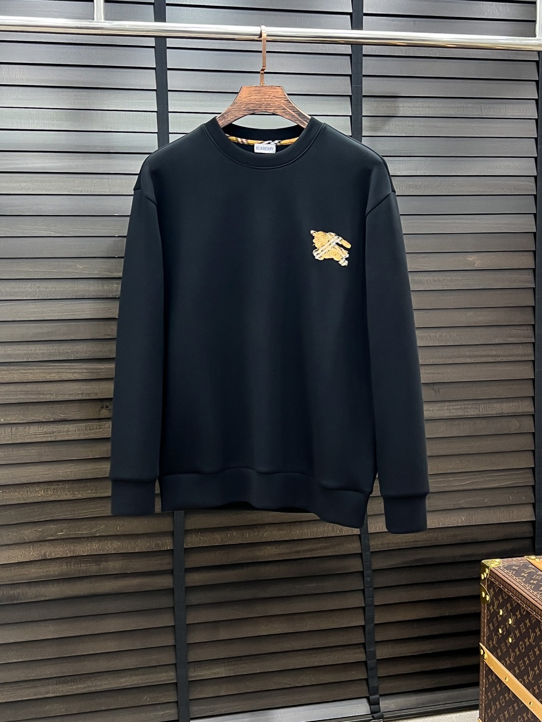 NO:649976,Burberry #25 Autumn and Winter Hamiji Air Layer Pullover Round Neck Sweatshirt Fashionable casual pullover sweatshirt for men and women! Trading company channels are rare, leading official website sales! It has always been a magical existence with a high degree of recognition. It always creates fashionable items in a minimalist style. It has no restrictions on age and gender and can be easily controlled by anyone! The basic and casual round-neck cut has a significant effect of slimming down and hiding body fat. It can control your daily casual wear. There is no gender limit and the same style is recommended for men and women! This sweatshirt is made of imported air-layer knitted cotton fabric. The fabric feels light, delicate and soft, and has a superior stiffness. The terry texture inside is closely arranged like fish scales. It is close to the skin, warm and breathable without any thorny feeling! The cuffs and hem are spliced ​​with dyed knitted ribs, making the wearer more handsome and stylish! The front of the garment is decorated with patterns, carefully printed using top-notch craftsmanship, and paired with brand embellishments, showing both luxury class and fashion sense! Color Black White Size S M L XL,,burberry,burberry,hoodie,sweatshirts,alexander wang19860909Burberry-巴宝莉# 25秋冬 八明治空气层套头圆领卫衣 男女同款时尚休闲套头卫衣衫！贸易公司渠道稀出,领先官网发售！一直都是神奇的存在,有着极高的辨识度,总是以极简风格营造时髦单品,对年龄性别都没有限制,任谁都好驾驭！基础休闲的圆领版型剪裁,着穿显瘦藏肉效果显著,能够驾驭你日常各种休闲着装穿法,无性别身材的限定,男女同款推荐！ 此款卫衣衫选用客供进口空气层针织棉布制成,该面料手感轻薄细腻软糯,同时兼顾优越的挺括感,内里如同鱼鳞般紧密排列的毛圈肌理,贴肤保暖透气毫无扎刺感可言！袖口以及下摆同缸色染针织罗纹拼接,令着身者更加帅气有型！衣身正面由图案装饰,采用顶级工艺精心印制,搭配品牌点缀,将奢华档次与时尚感都展现了出来！ 颜色黑色 白色 尺码S M L XL,,burberry,burberry,hoodie,sweatshirts,alexander wang,Men's clothing