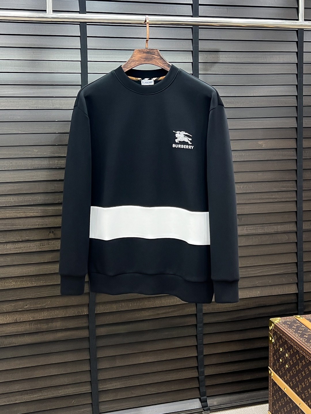 NO:649997,Burberry #25 Autumn and Winter Hamiji Air Layer Pullover Round Neck Sweatshirt Fashionable casual pullover sweatshirt for men and women! Trading company channels are rare, leading official website sales! It has always been a magical existence with a high degree of recognition. It always creates fashionable items in a minimalist style. It has no restrictions on age and gender and can be easily controlled by anyone! The basic and casual round-neck cut has a significant effect of slimming down and hiding body fat. It can control your daily casual wear. There is no gender limit and the same style is recommended for men and women! This sweatshirt is made of imported air-layer knitted cotton fabric. The fabric feels light, delicate and soft, and has a superior stiffness. The terry texture inside is closely arranged like fish scales. It is close to the skin, warm and breathable without any thorny feeling! The cuffs and hem are spliced ​​with dyed knitted ribs, making the wearer more handsome and stylish! The front of the garment is decorated with patterns, carefully printed using top-notch craftsmanship, and paired with brand embellishments, showing both luxury class and fashion sense! Color Black White Size S M L XL,,burberry,burberry,hoodie,sweatshirts,alexander wang19860909Burberry-巴宝莉# 25秋冬 八明治空气层套头圆领卫衣 男女同款时尚休闲套头卫衣衫！贸易公司渠道稀出,领先官网发售！一直都是神奇的存在,有着极高的辨识度,总是以极简风格营造时髦单品,对年龄性别都没有限制,任谁都好驾驭！基础休闲的圆领版型剪裁,着穿显瘦藏肉效果显著,能够驾驭你日常各种休闲着装穿法,无性别身材的限定,男女同款推荐！ 此款卫衣衫选用客供进口空气层针织棉布制成,该面料手感轻薄细腻软糯,同时兼顾优越的挺括感,内里如同鱼鳞般紧密排列的毛圈肌理,贴肤保暖透气毫无扎刺感可言！袖口以及下摆同缸色染针织罗纹拼接,令着身者更加帅气有型！衣身正面由图案装饰,采用顶级工艺精心印制,搭配品牌点缀,将奢华档次与时尚感都展现了出来！ 颜色黑色 白色 尺码S M L XL,,burberry,burberry,hoodie,sweatshirts,alexander wang,Men's clothing