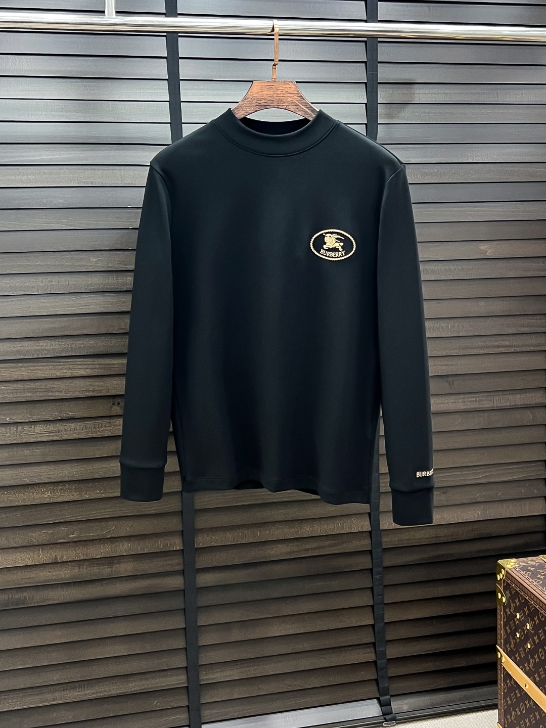 NO:650010,Burberry #25 Autumn and Winter German velvet micro-velvet bottoming shirt looks like a basic men's T-shirt, but in fact it is not. It is a combination of a sweater and short sleeves. It can be worn alone or with a base underneath. It is no problem to wear it in one piece for all seasons. The product is really good!  It comes from the original factory, and there are not many pieces that you can count on your fingers. Whether you can own it or not depends on your hand speed. The casual classic minimalist style comes from the century-old brand Samsonite. The slightly loose design and tailoring have a personalized and fashionable style. Pure cotton material, this kind of cotton is very special, the feel is very soft, and the inside is compounded with thin velvet. It is really the first time to get such a functional fabric in a long time. It is really good!  It’s not a bad style or material, straight men will definitely like it!  The custom-woven double-layer rib neckline design is smooth and snug and not easy to deform. The chest logo remains, creating an alternative luxury fashion atmosphere and becoming a new concept. Color: black/white Size: S M L XL 2XL,, burberry, burberry, hoodie, sweatshirts, T-shirt, alexander wang19860909Burberry-巴宝莉# 25秋冬 德绒微加绒打底衫 看似基础的男T,实则不然,有点卫衣加短袖的结合,可以单穿也可以里面再打个底,一件穿四季是没问题的,货是真的真的好！原厂出来的,手指头数的过来的量,没多少件,你的他能不能拥有就看你的手速了,休闲的经典极简风格来自百年品牌的新秀丽作,微宽松设计裁剪兼具个性时尚范儿 纯棉材质,这种棉很特别,手感是很柔润的,内里复合薄绒,真的是这么久第一次拿到这样的机能面料,真呀真的好！不是烂大街的款和料,直男们一定喜欢！定织型的双层罗纹领口设计,平整服贴不易变形.胸口标识依旧,营造出另类的奢华时尚气息,成为破茧而出的新概念. 颜色: 黑色/白色 尺码:S M L XL 2XL,,burberry,burberry,hoodie,sweatshirts,T-shirt,alexander wang,Men's clothing