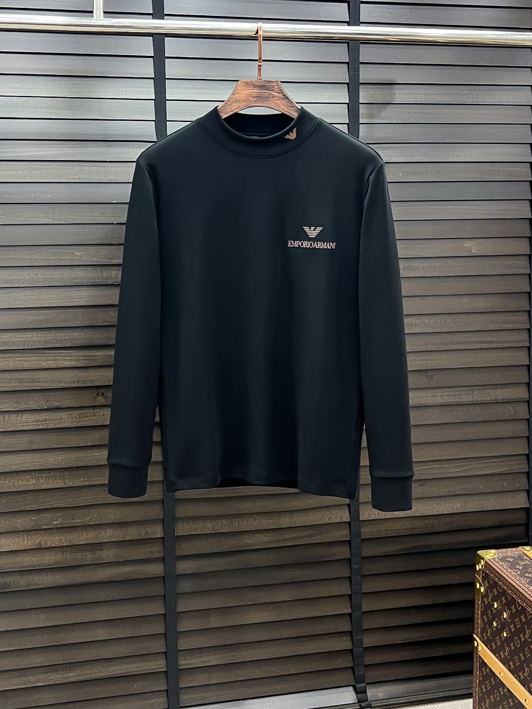 NO:650016,E Armani Armani #25 Autumn and Winter German velvet micro-velvet bottoming shirt looks like a basic men's T-shirt, but in fact it is not. It is a combination of a sweatshirt and short sleeves. It can be worn alone or layered underneath. It is no problem to wear it in one piece for all seasons. The product is really good!  It comes from the original factory, and there are not many pieces that you can count on your fingers. Whether you can own it or not depends on your hand speed. The casual classic minimalist style comes from the century-old brand Samsonite. The slightly loose design and tailoring have a personalized and fashionable style. Pure cotton material, this kind of cotton is very special, the feel is very soft, and the inside is compounded with thin velvet. It is really the first time to get such a functional fabric in a long time. It is really good!  It’s not a bad style or material, straight men will definitely like it!  The custom-woven double-layer rib neckline design is smooth and snug and is not easily deformed. The logo on the chest remains, creating an alternative luxury fashion atmosphere and becoming a new concept. Color: black/white Size: S M L XL 2XL, armani, armani, hoodie, sweatshirts, T-shirt, alexander wang19860909E Armani 阿玛尼# 25秋冬 德绒微加绒打底衫 看似基础的男T,实则不然,有点卫衣加短袖的结合,可以单穿也可以里面再打个底,一件穿四季是没问题的,货是真的真的好！原厂出来的,手指头数的过来的量,没多少件,你的他能不能拥有就看你的手速了,休闲的经典极简风格来自百年品牌的新秀丽作,微宽松设计裁剪兼具个性时尚范儿 纯棉材质,这种棉很特别,手感是很柔润的,内里复合薄绒,真的是这么久第一次拿到这样的机能面料,真呀真的好！不是烂大街的款和料,直男们一定喜欢！定织型的双层罗纹领口设计,平整服贴不易变形.胸口标识依旧,营造出另类的奢华时尚气息,成为破茧而出的新概念. 颜色: 黑色/白色 尺码:S M L XL 2XL,,armani,armani,hoodie,sweatshirts,T-shirt,alexander wang,Men's clothing