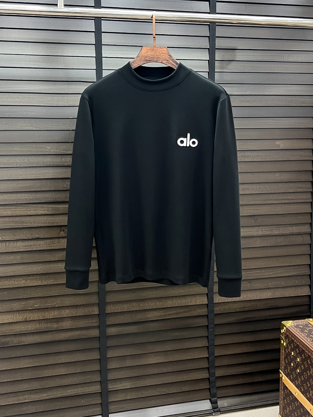 NO:650023,Alo# 25 Autumn and Winter German Velvet Micro-Fleece Bottoming Shirt looks like a basic men's T-shirt, but it is actually not. It is a combination of a sweatshirt and short sleeves. It can be worn alone or layered underneath. It is no problem to wear it in one piece for all seasons. The product is really good!  It comes from the original factory, and there are not many pieces that you can count on your fingers. Whether you can own it or not depends on your hand speed. The casual classic minimalist style comes from the century-old brand Samsonite. The slightly loose design and tailoring have a personalized and fashionable style. Pure cotton material, this kind of cotton is very special, the feel is very soft, and the inside is compounded with thin velvet. It is really the first time to get such a functional fabric in a long time. It is really good!  It’s not a bad style or material, straight men will definitely like it!  The custom-woven double-layer rib neckline design is smooth and snug and is not easy to deform. The chest logo remains, creating an alternative luxury fashion atmosphere and becoming a new concept. Color: black/white Size: S M L XL 2XL,, hoodie, sweatshirts, T-shirt, alexander wang19860909Alo# 25秋冬 德绒微加绒打底衫 看似基础的男T,实则不然,有点卫衣加短袖的结合,可以单穿也可以里面再打个底,一件穿四季是没问题的,货是真的真的好！原厂出来的,手指头数的过来的量,没多少件,你的他能不能拥有就看你的手速了,休闲的经典极简风格来自百年品牌的新秀丽作,微宽松设计裁剪兼具个性时尚范儿 纯棉材质,这种棉很特别,手感是很柔润的,内里复合薄绒,真的是这么久第一次拿到这样的机能面料,真呀真的好！不是烂大街的款和料,直男们一定喜欢！定织型的双层罗纹领口设计,平整服贴不易变形.胸口标识依旧,营造出另类的奢华时尚气息,成为破茧而出的新概念. 颜色: 黑色/白色 尺码:S M L XL 2XL,,hoodie,sweatshirts,T-shirt,alexander wang,Men's clothing